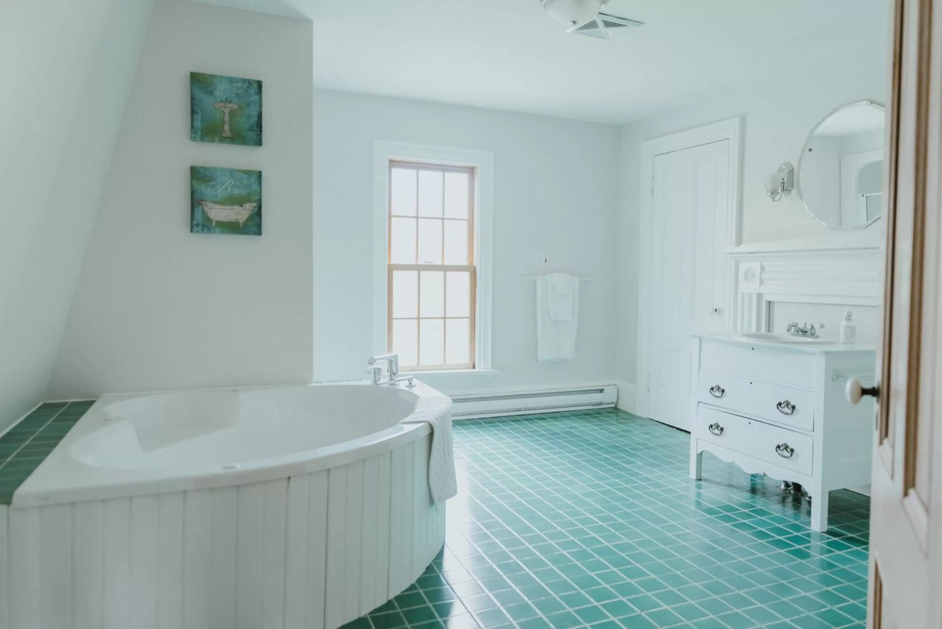 The Kitch'inn - Boutique Inn and Wine Bar