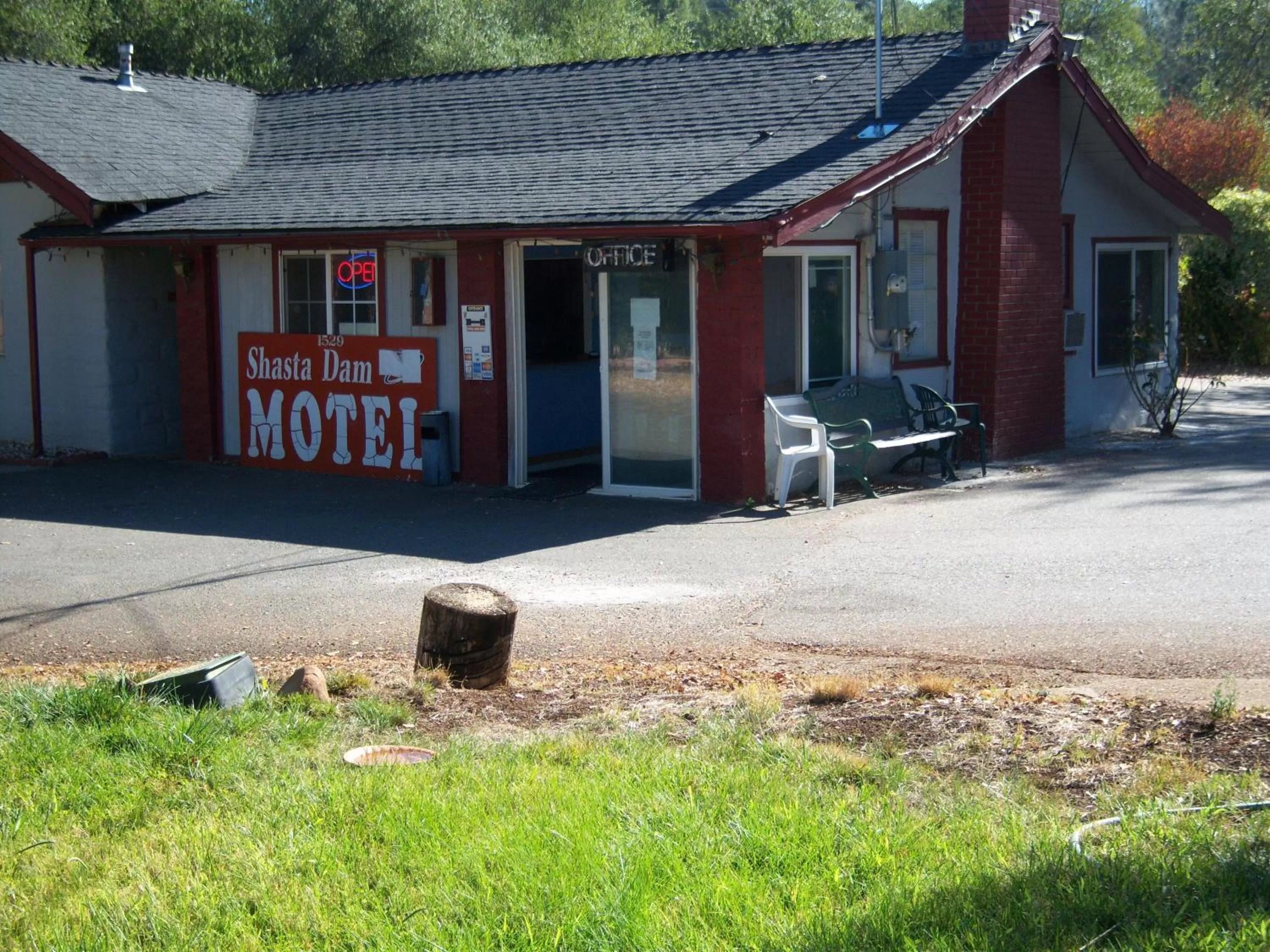 Facade/entrance in Shasta Dam Motel