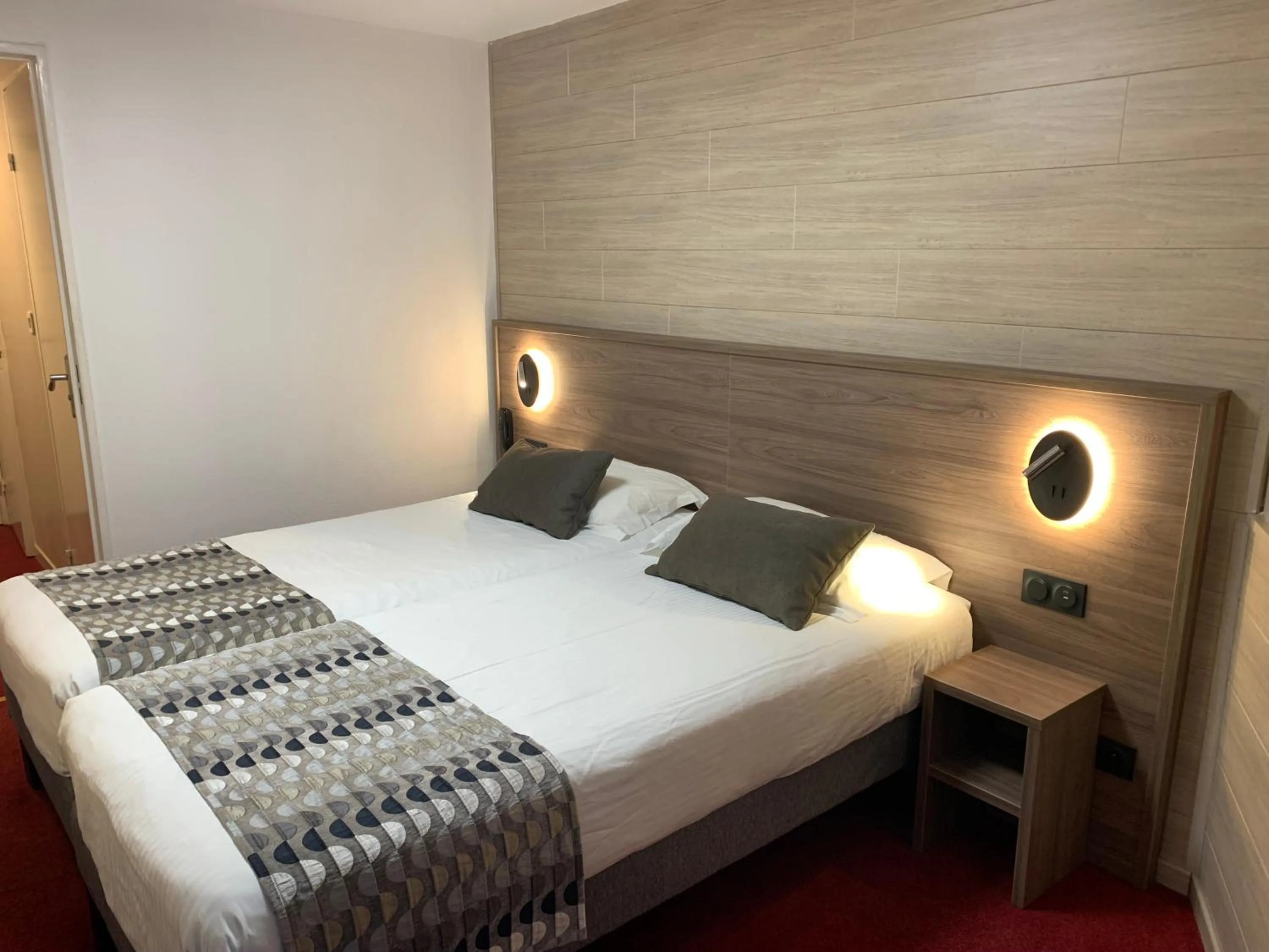 Bed in Logis Hotel Le Lac