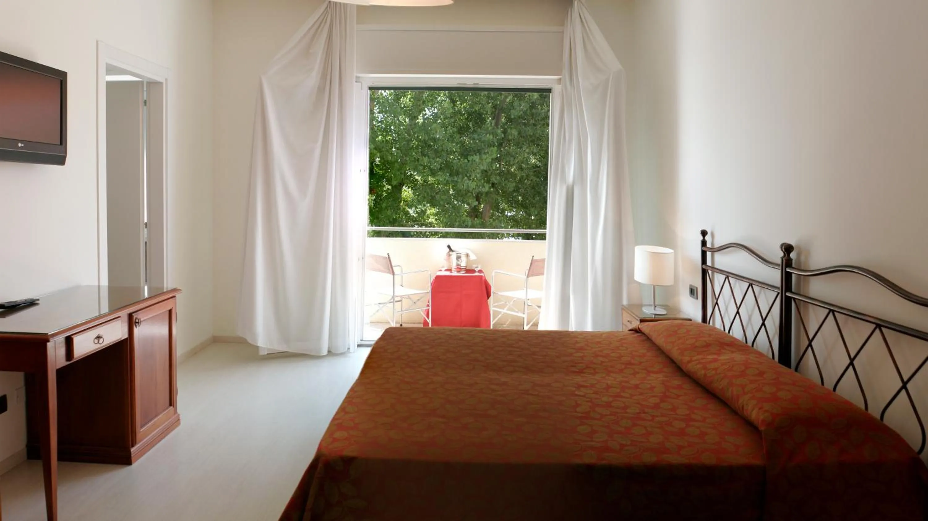 Balcony/Terrace, Bed in Hotel Sorriso