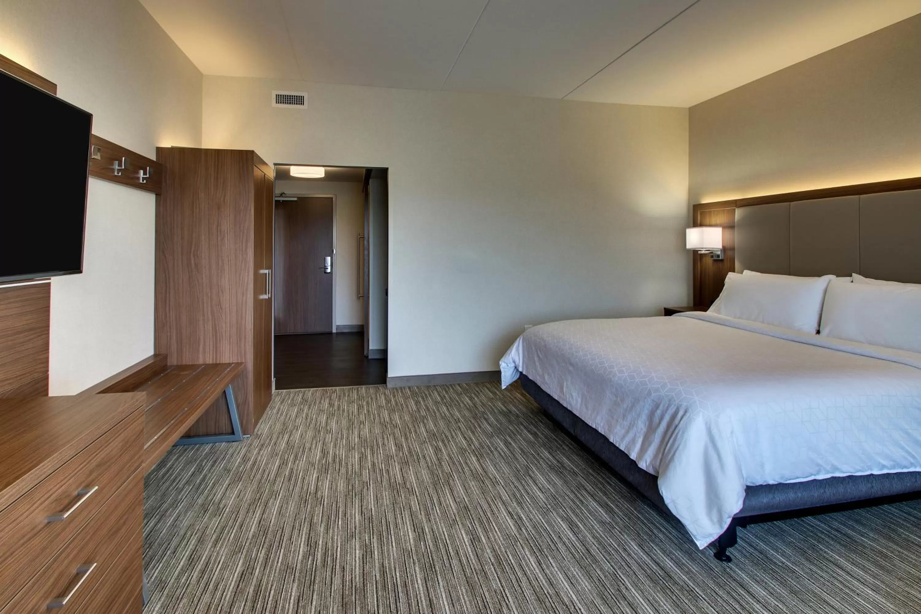 Bed in Holiday Inn Express & Suites Findlay North by IHG