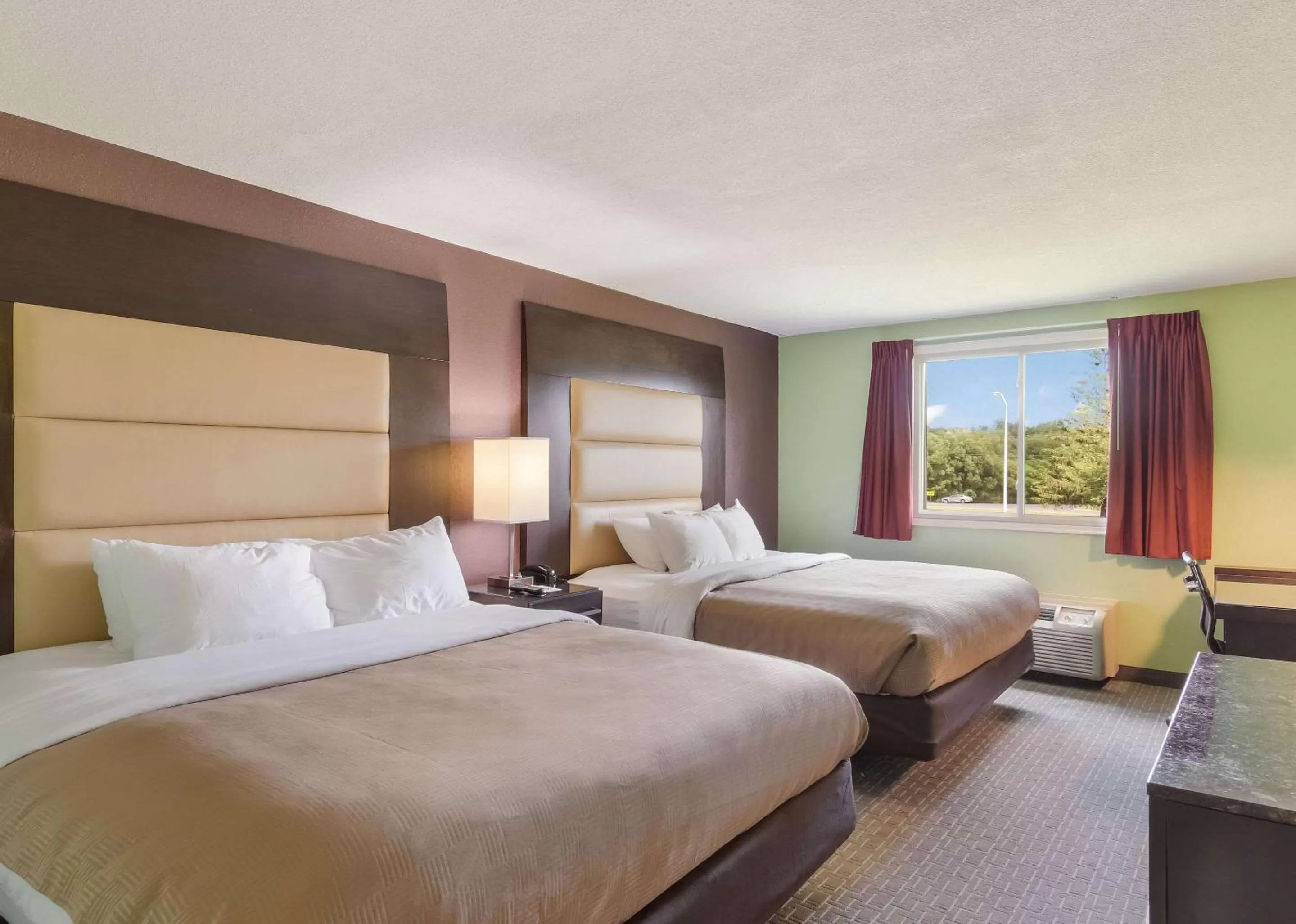 Bedroom, Bed in Clarion Inn