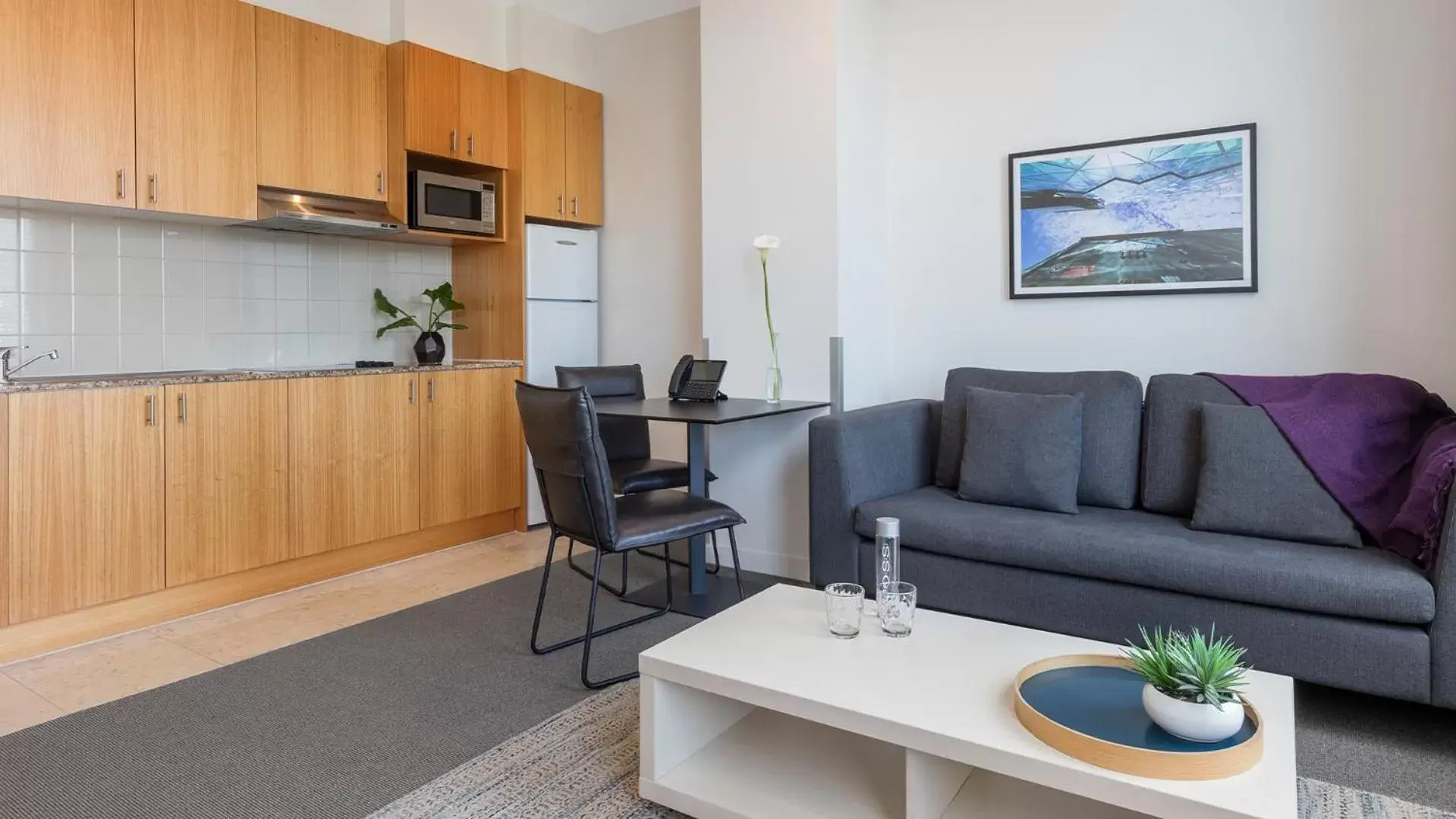 One-Bedroom Apartment with City View in Oaks Melbourne on Market Hotel One-Bedroom Apartment with City View in Oaks Melbourne on Market Hotel