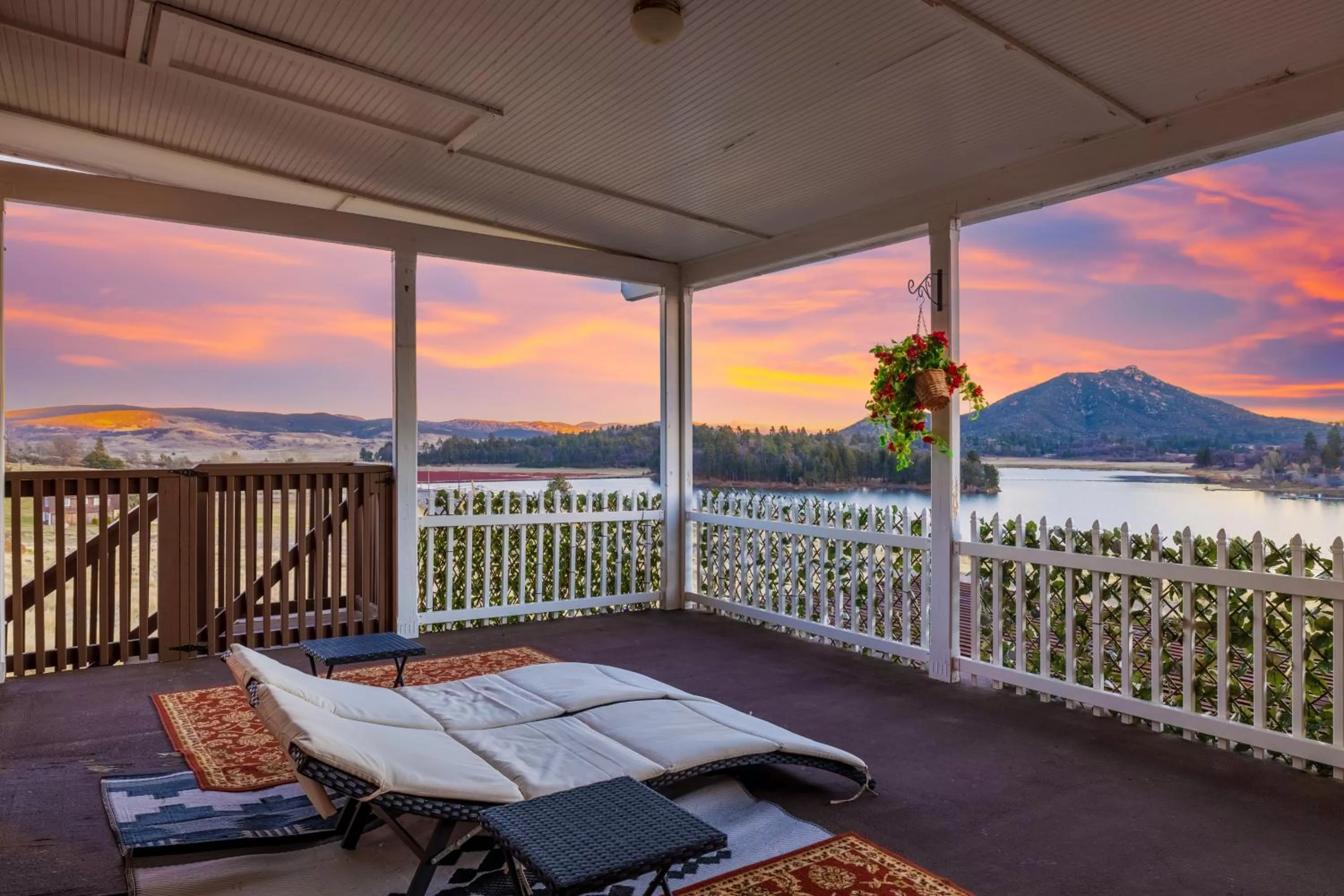 Sunset in Quiet Mind Mountain Lodge, Retreat & Spa