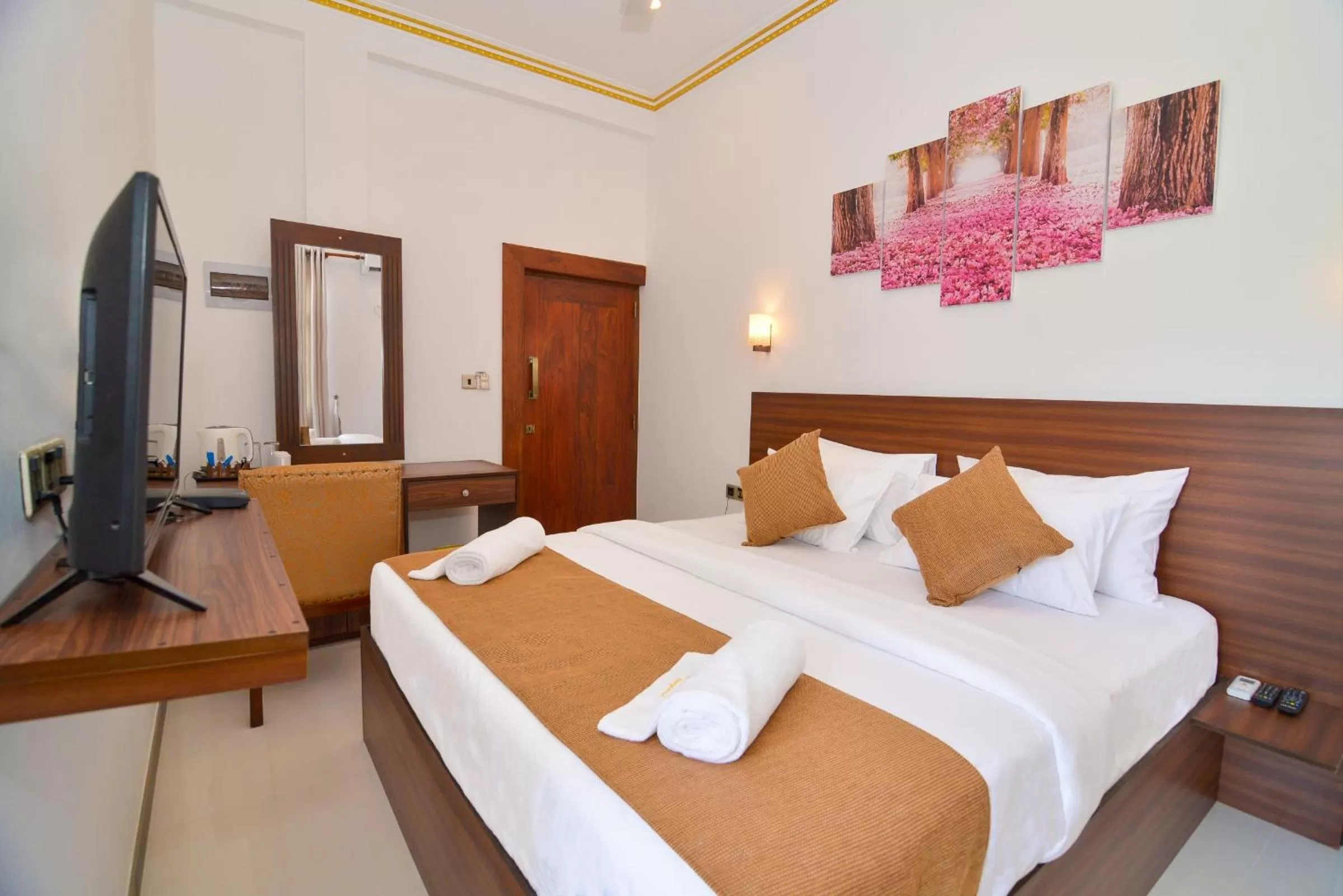 Bedroom, Bed in Negombo New Queen's Palace