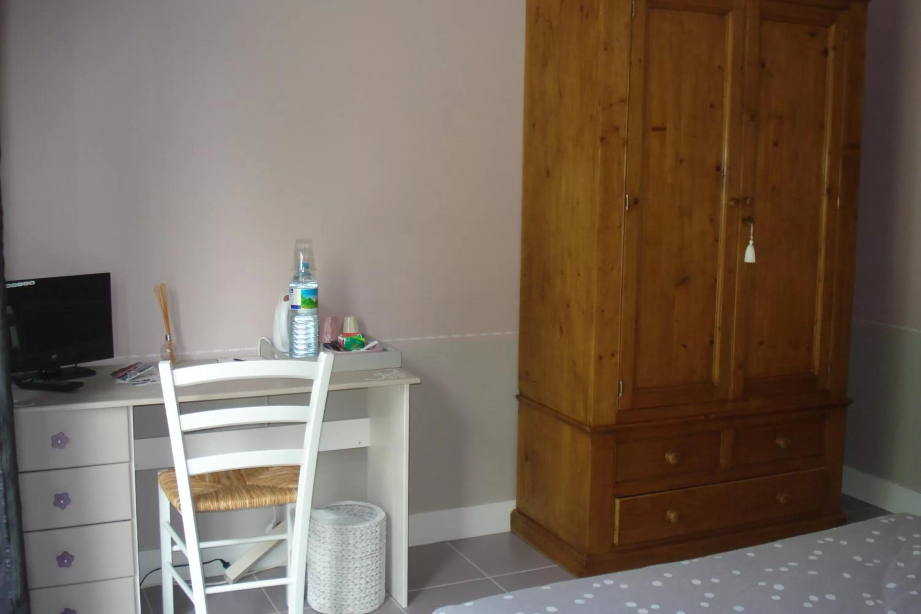 Photo of the whole room, TV/Entertainment Center in B&B La Forêt de Charmeuse