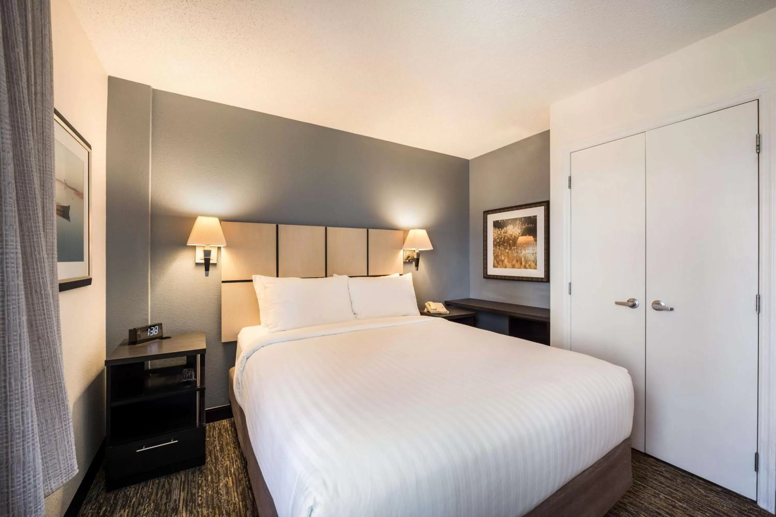 One-Bedroom Two Queens Suites in Sonesta Simply Suites Pittsburgh Airport
