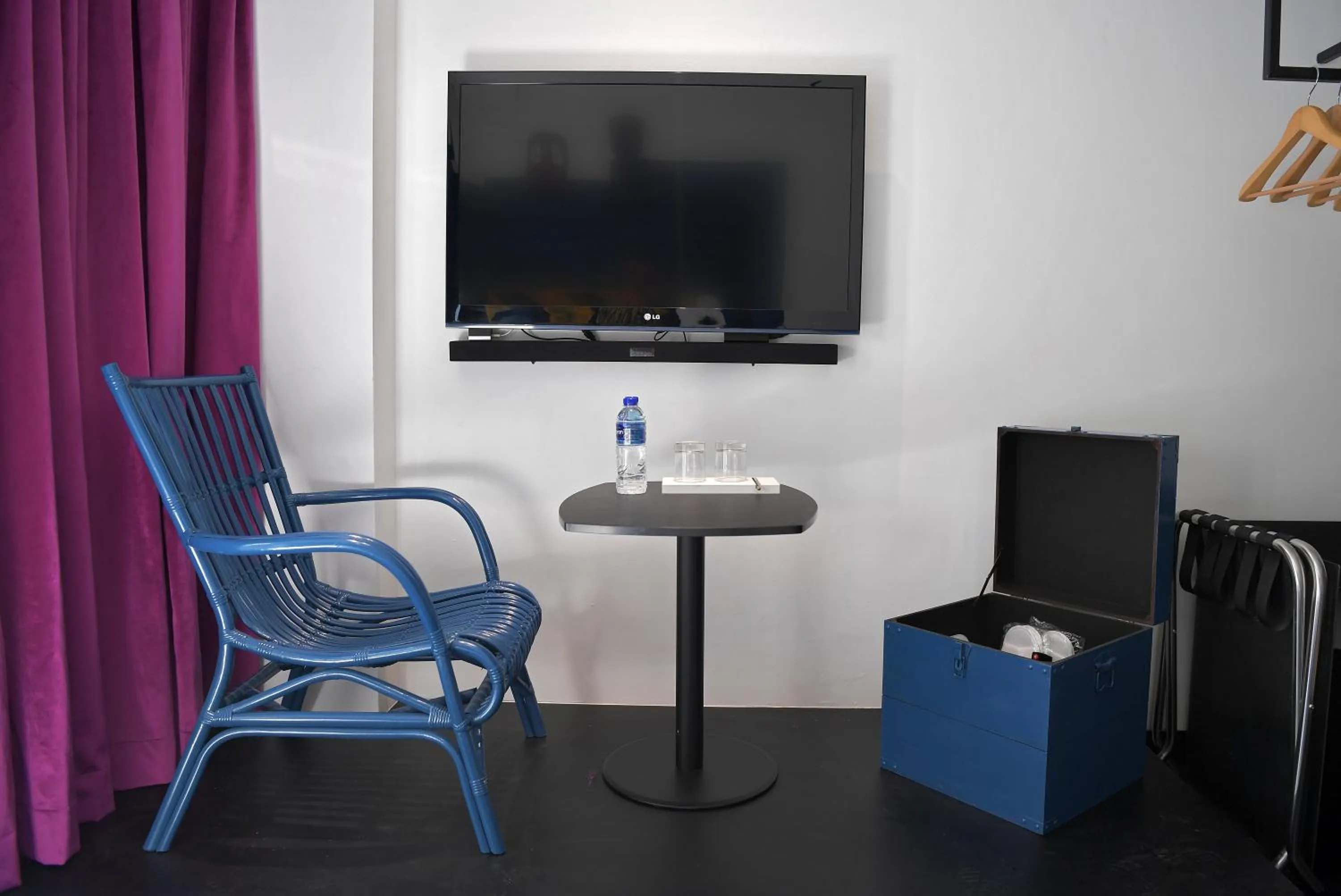 Bedroom, TV/Entertainment Center in Hi Hotel