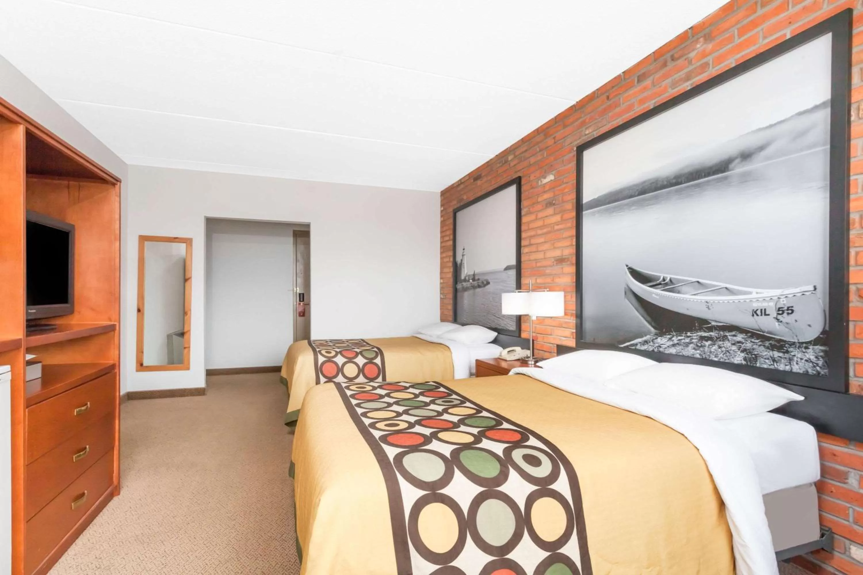 Photo of the whole room, Bed in Super 8 by Wyndham Sudbury ON