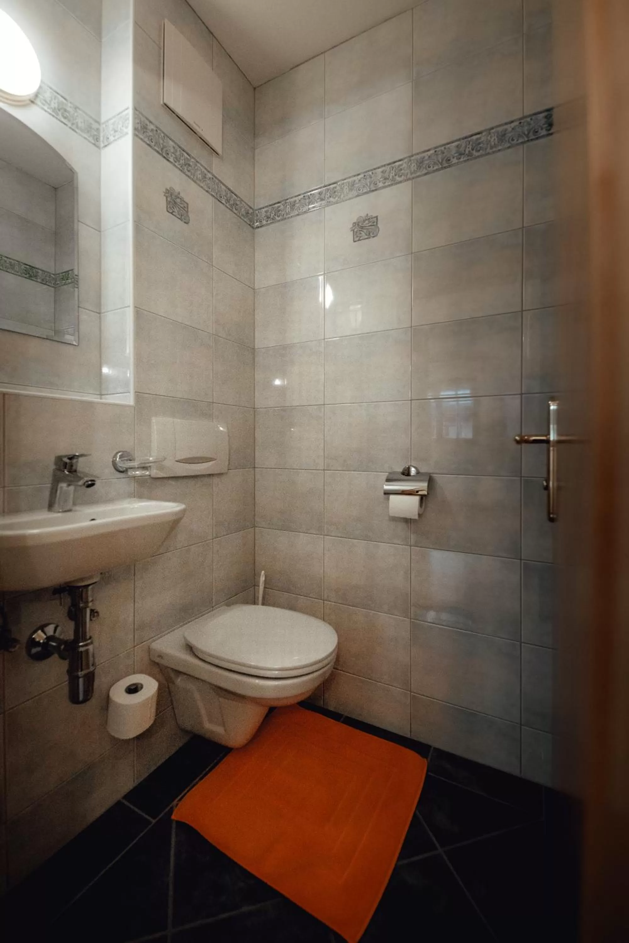 Toilet in Dandler - Zimmer und Ferienwohnungen