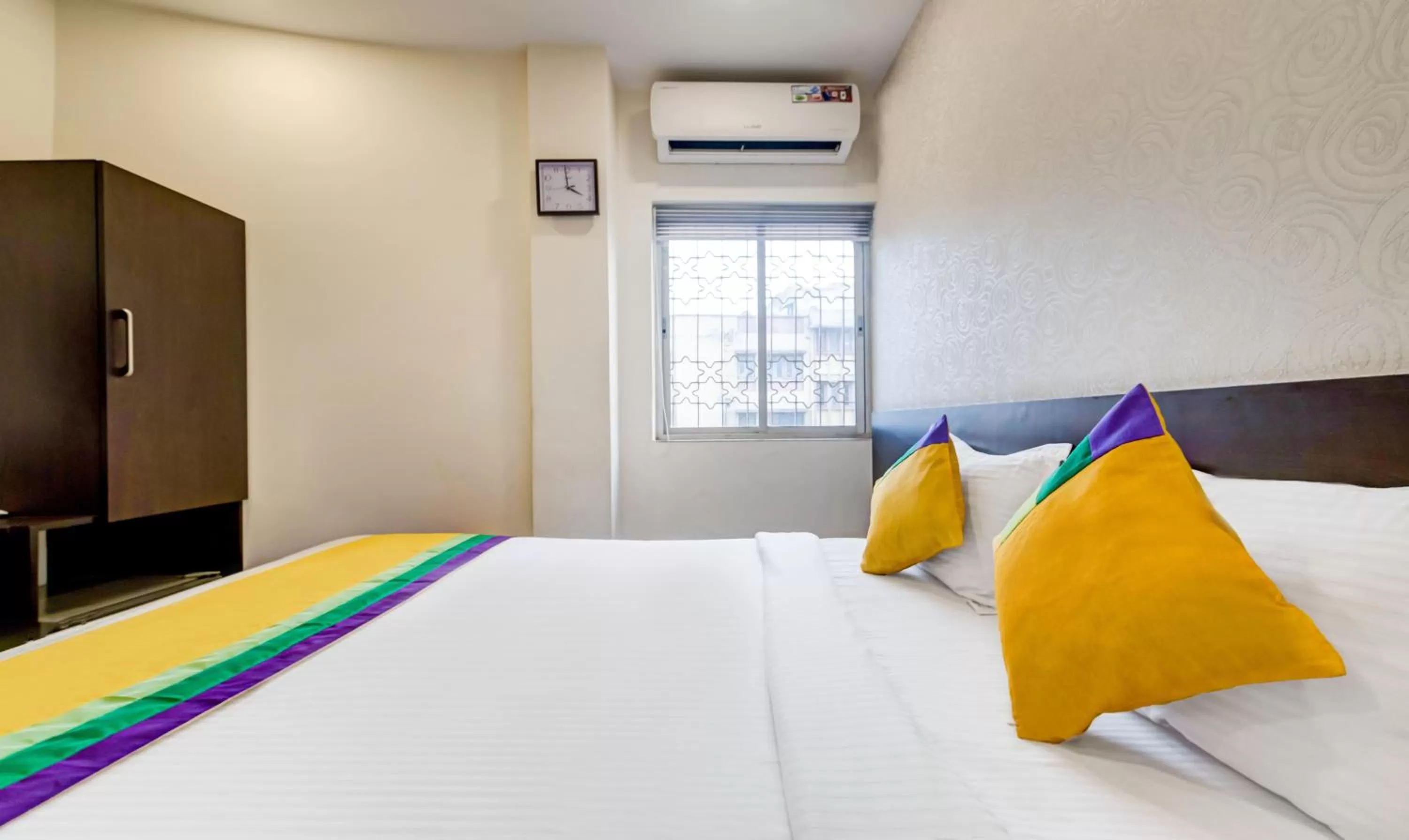 Bedroom, Bed in Itsy Hotels Neeranand Plaza, Bhawanipur