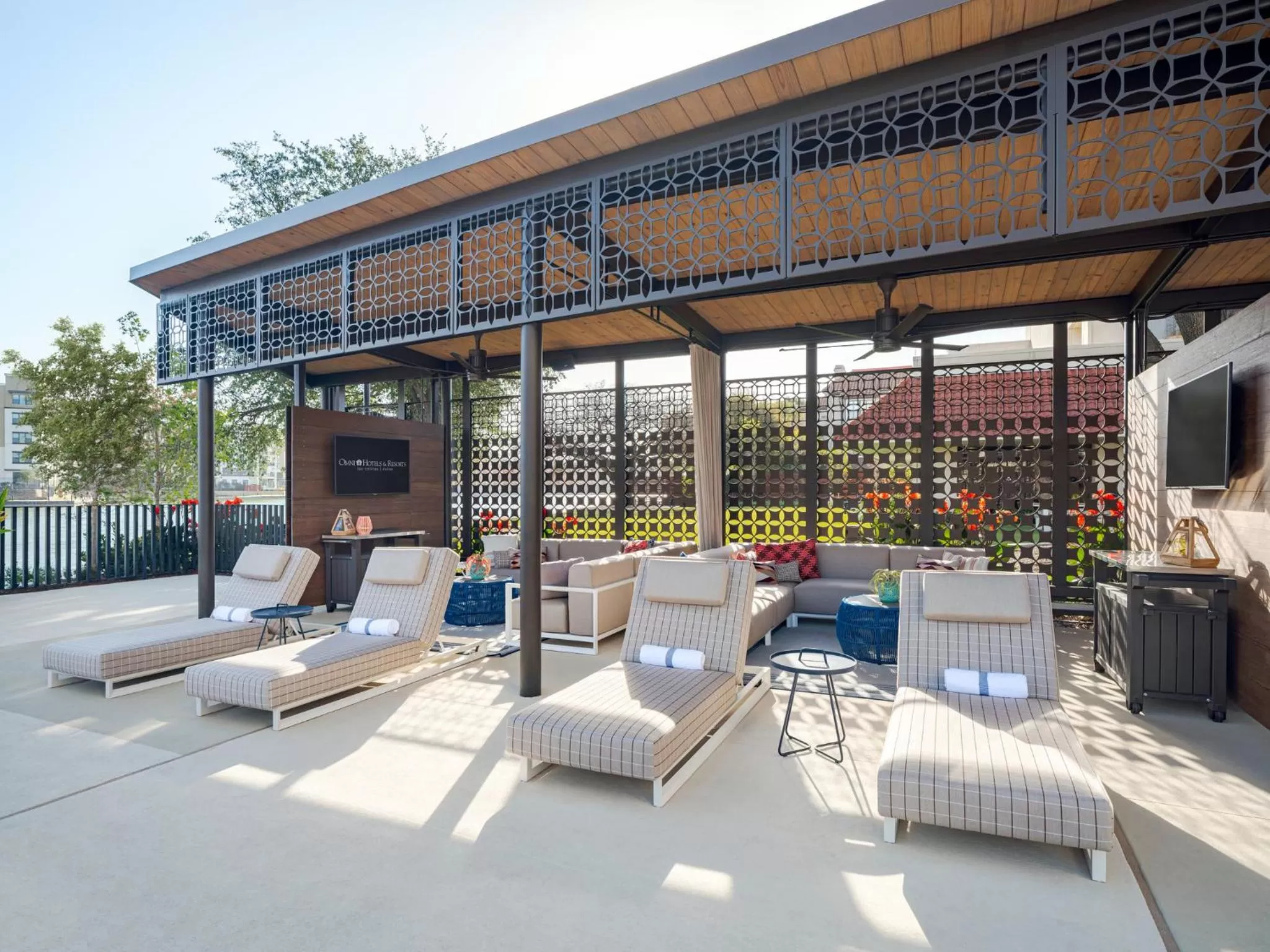 Swimming pool in Omni Las Colinas Hotel