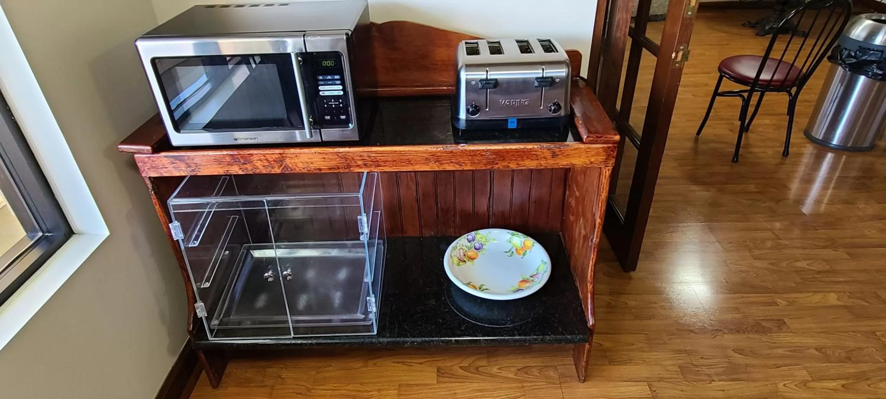 Breakfast in Red Roof Inn & Suites Cornelius - Lake Norman