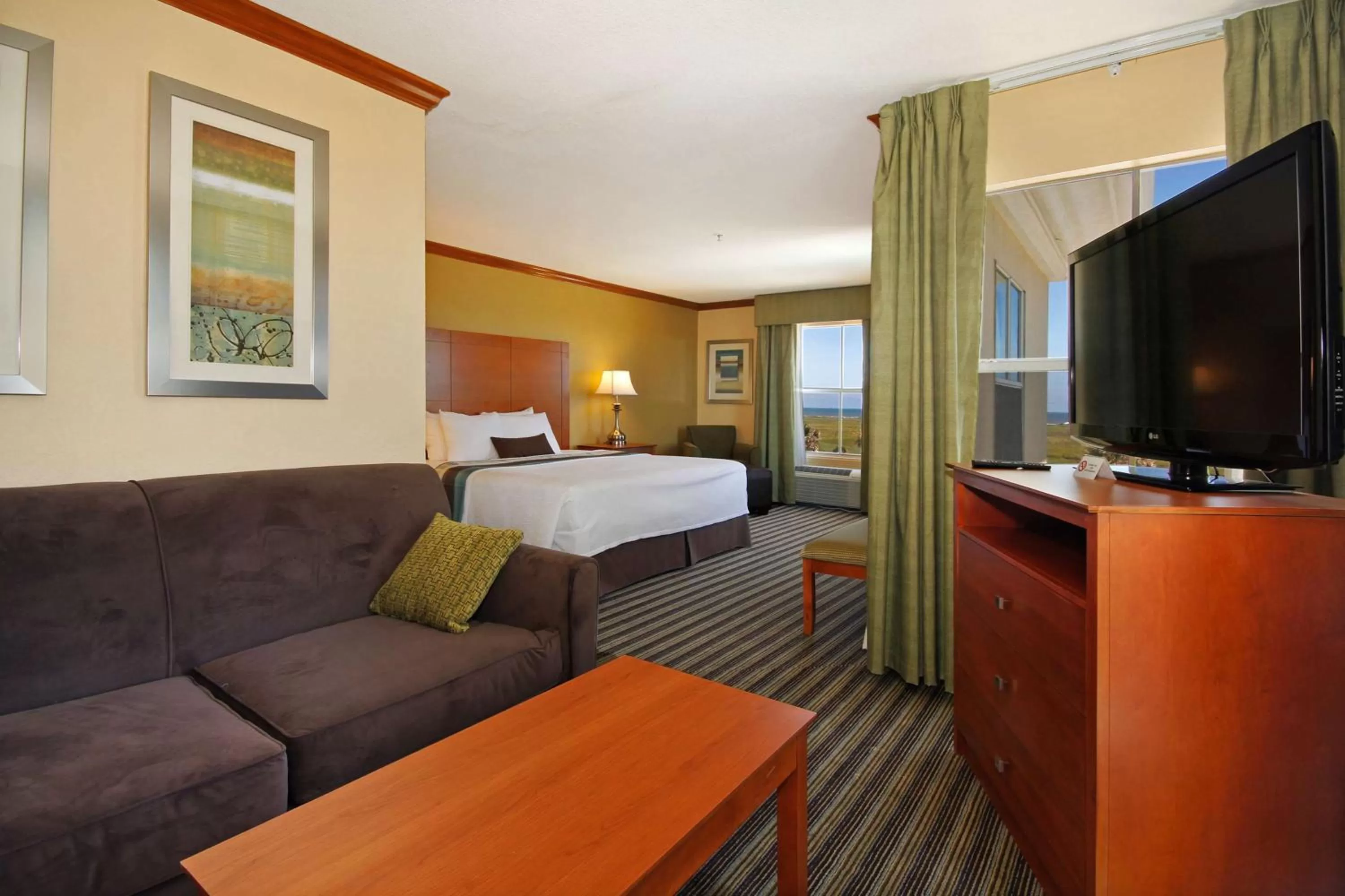 Photo of the whole room, Bed in Best Western Plus Seawall Inn & Suites by the Beach