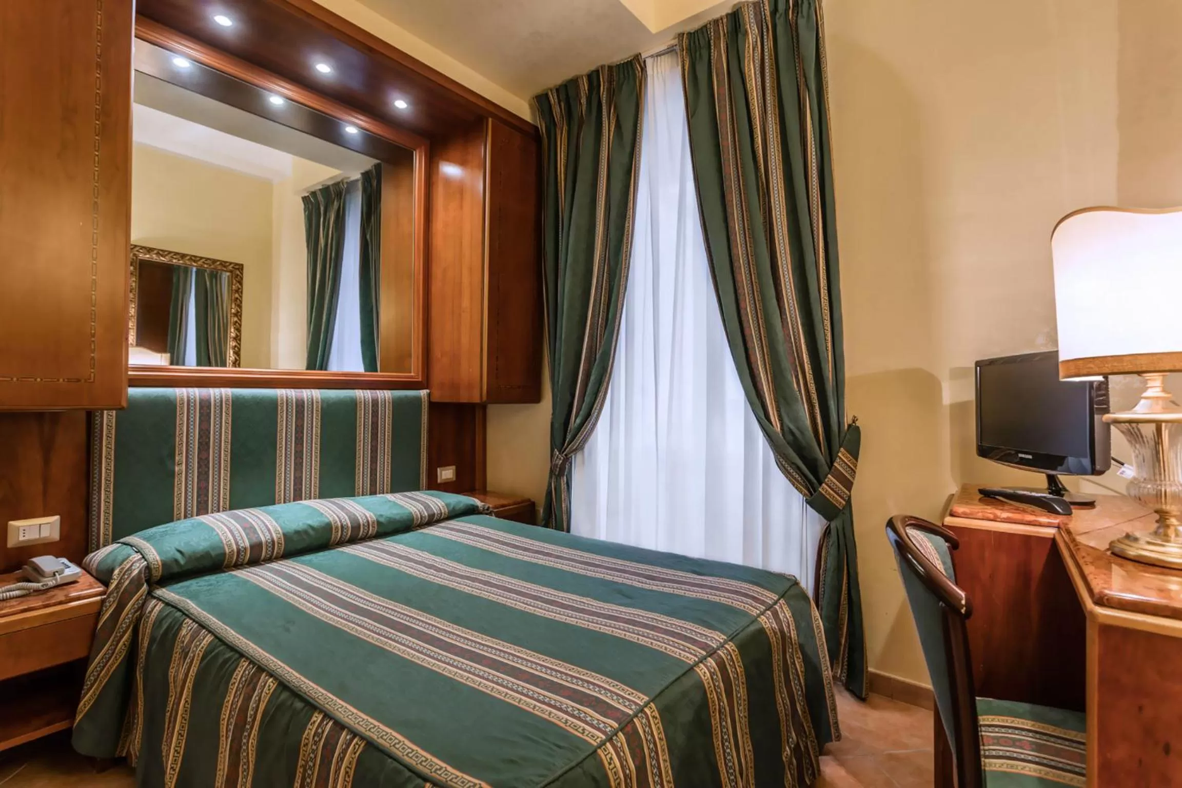 Day, Bed in Raeli Hotel Archimede