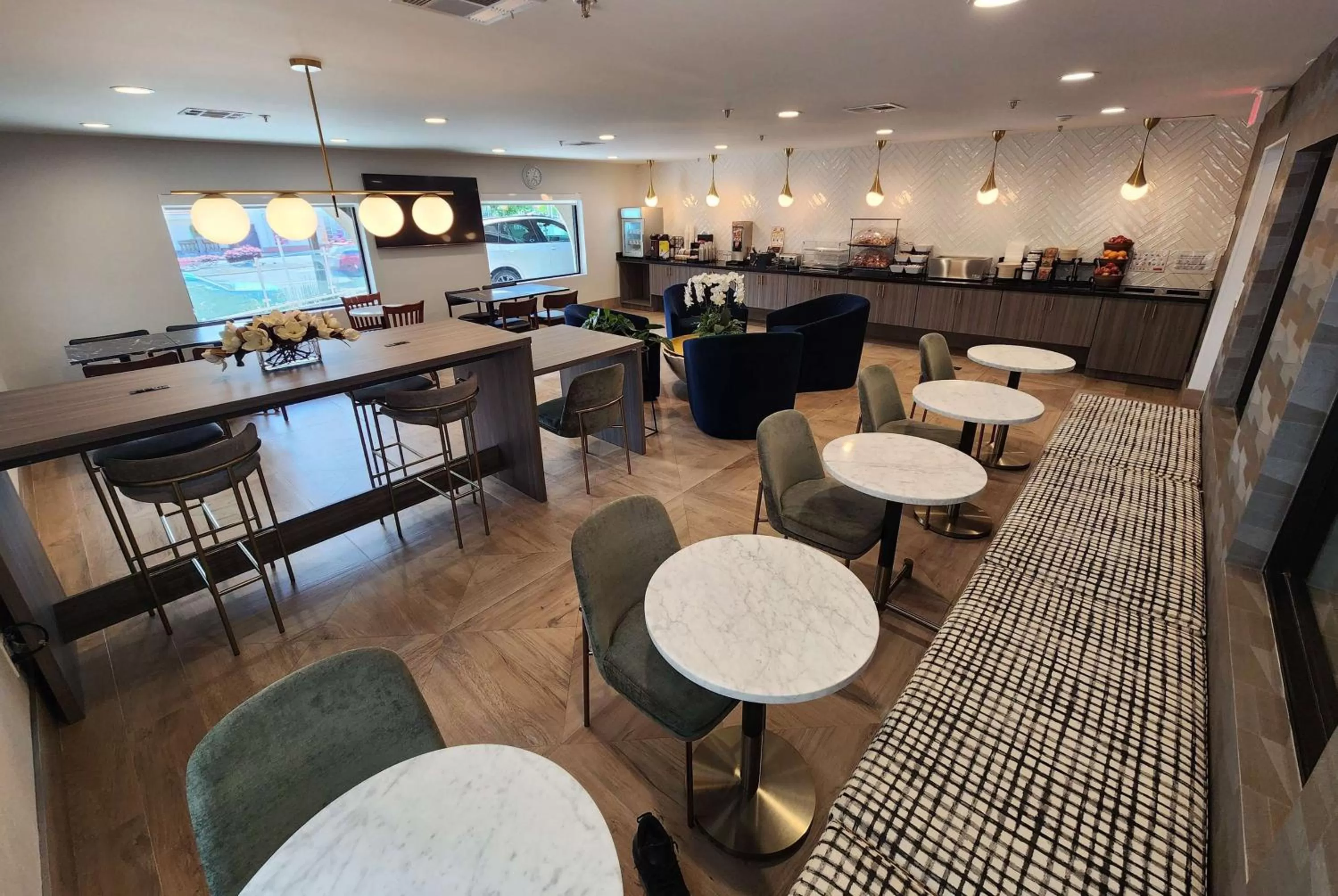 Breakfast in La Quinta by Wyndham San Francisco Airport West Millbrae FREE AIRPORT SHUTTLE