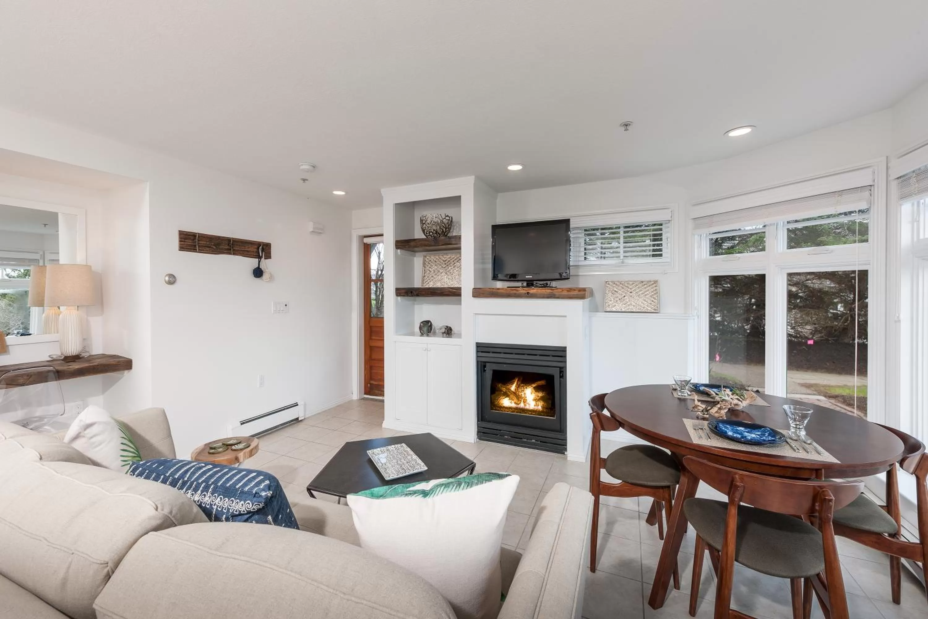 Living room, Dining Area in ViewPoint Hotel
