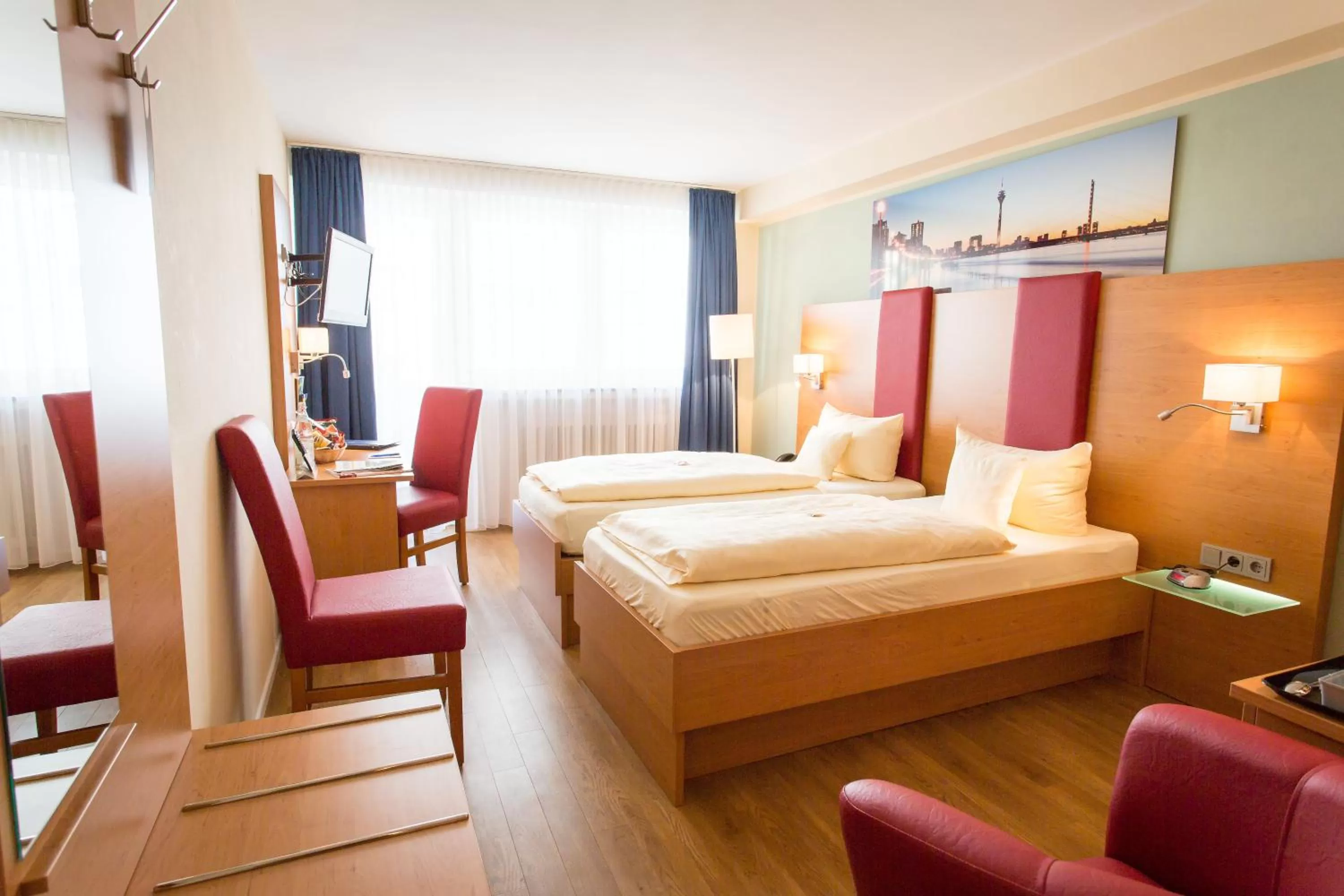 Photo of the whole room, Bed in Hotel National Düsseldorf (Superior)