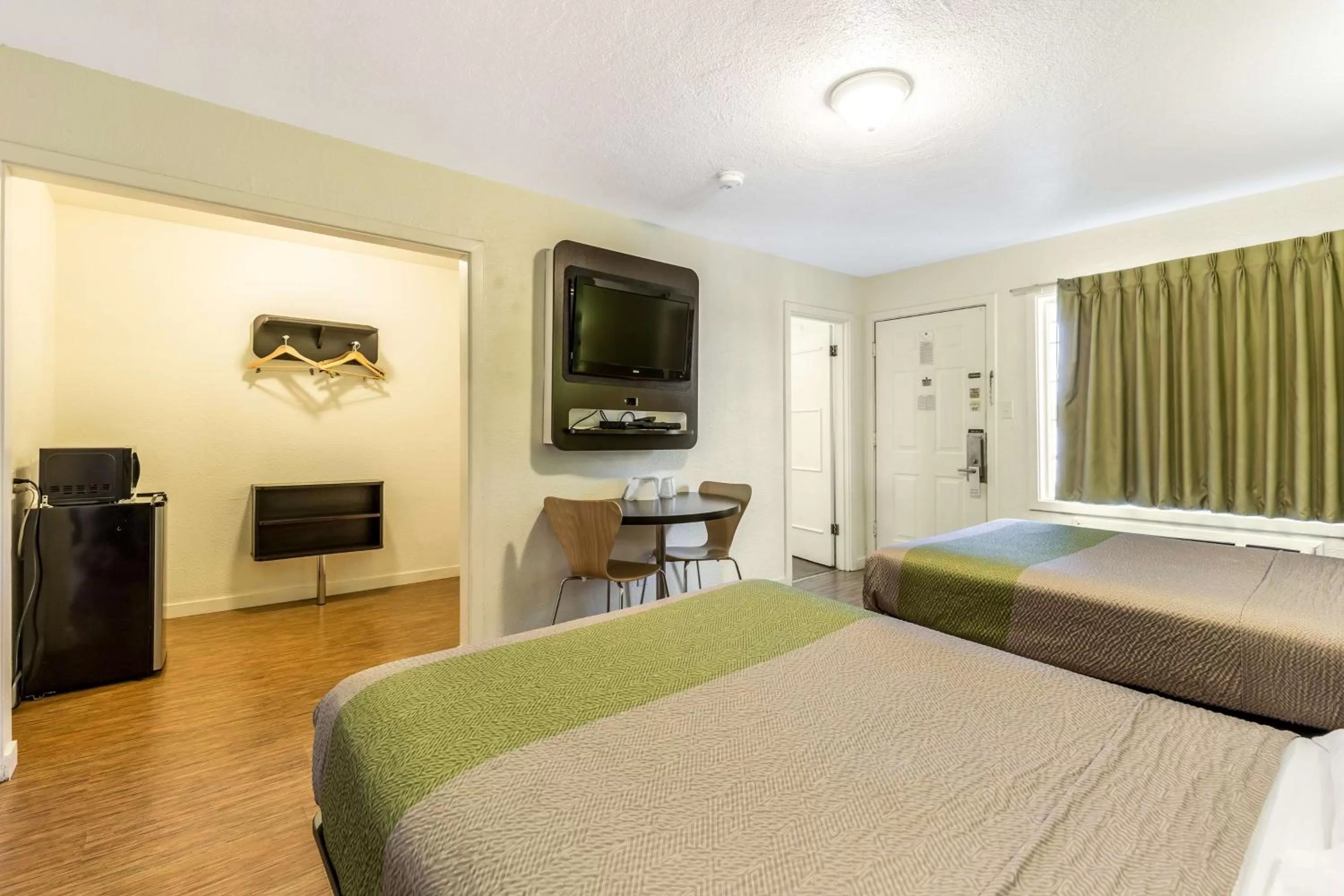 Bedroom, Bed in Motel 6 San Rafael