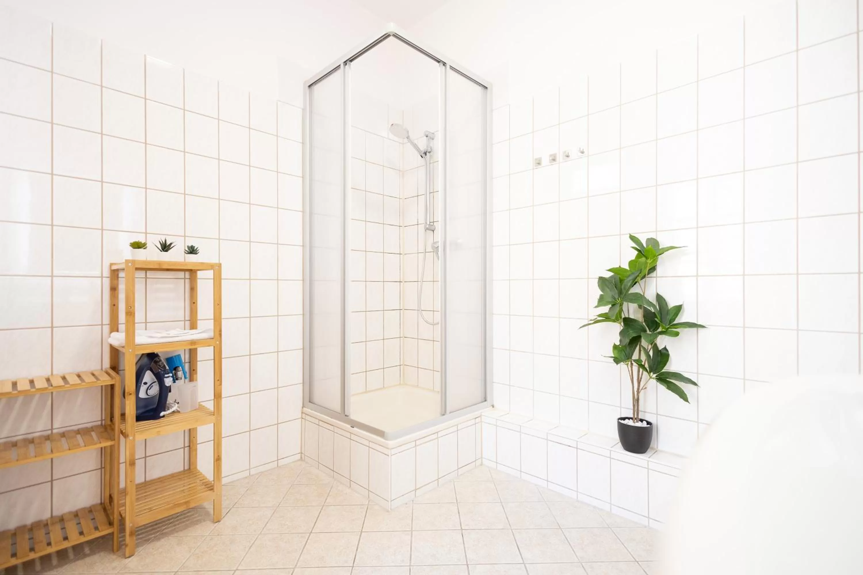 Shower, Bathroom in Ko-Living Space an der Oper - Street Art Design Apartments