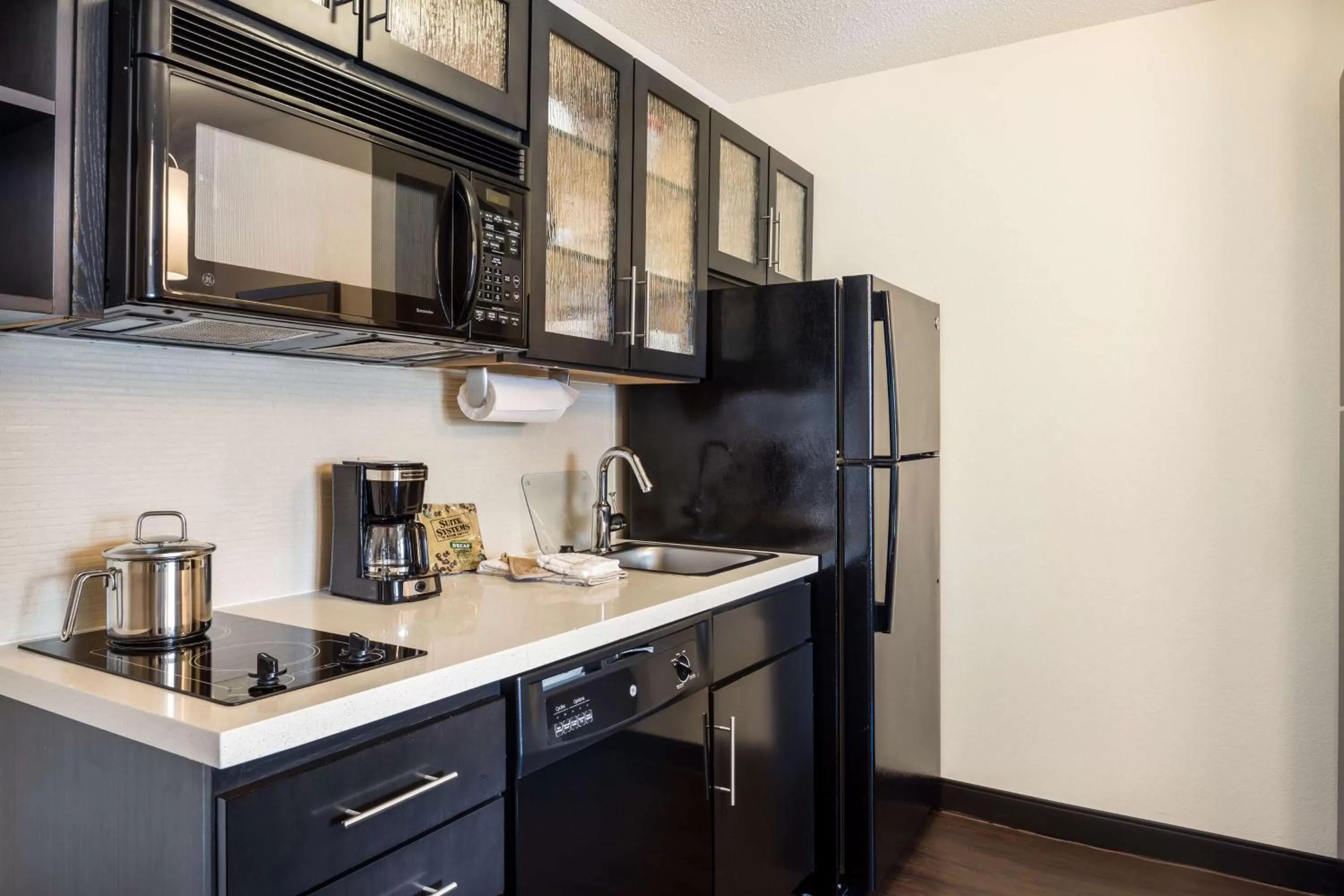 Kitchen or kitchenette in Sonesta Simply Suites Phoenix Tempe