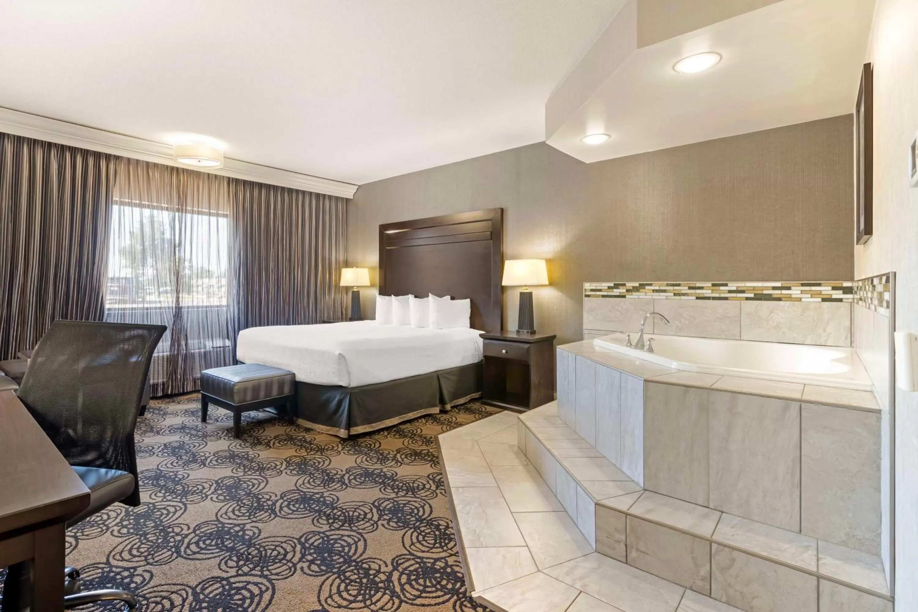 Bedroom, Bed in Best Western Plus Midwest Inn