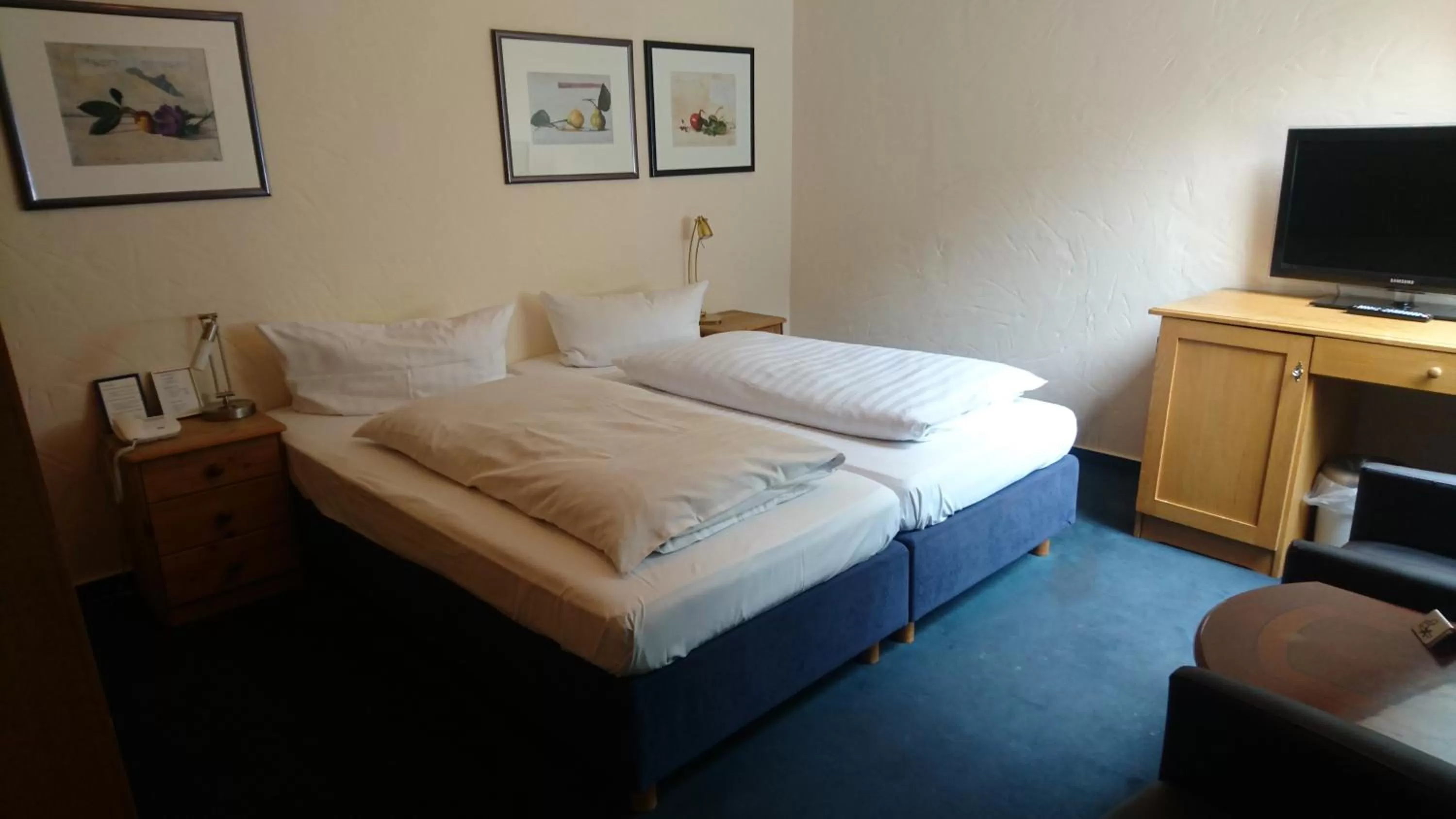 Photo of the whole room, Bed in Waldhaus an de Miälkwellen