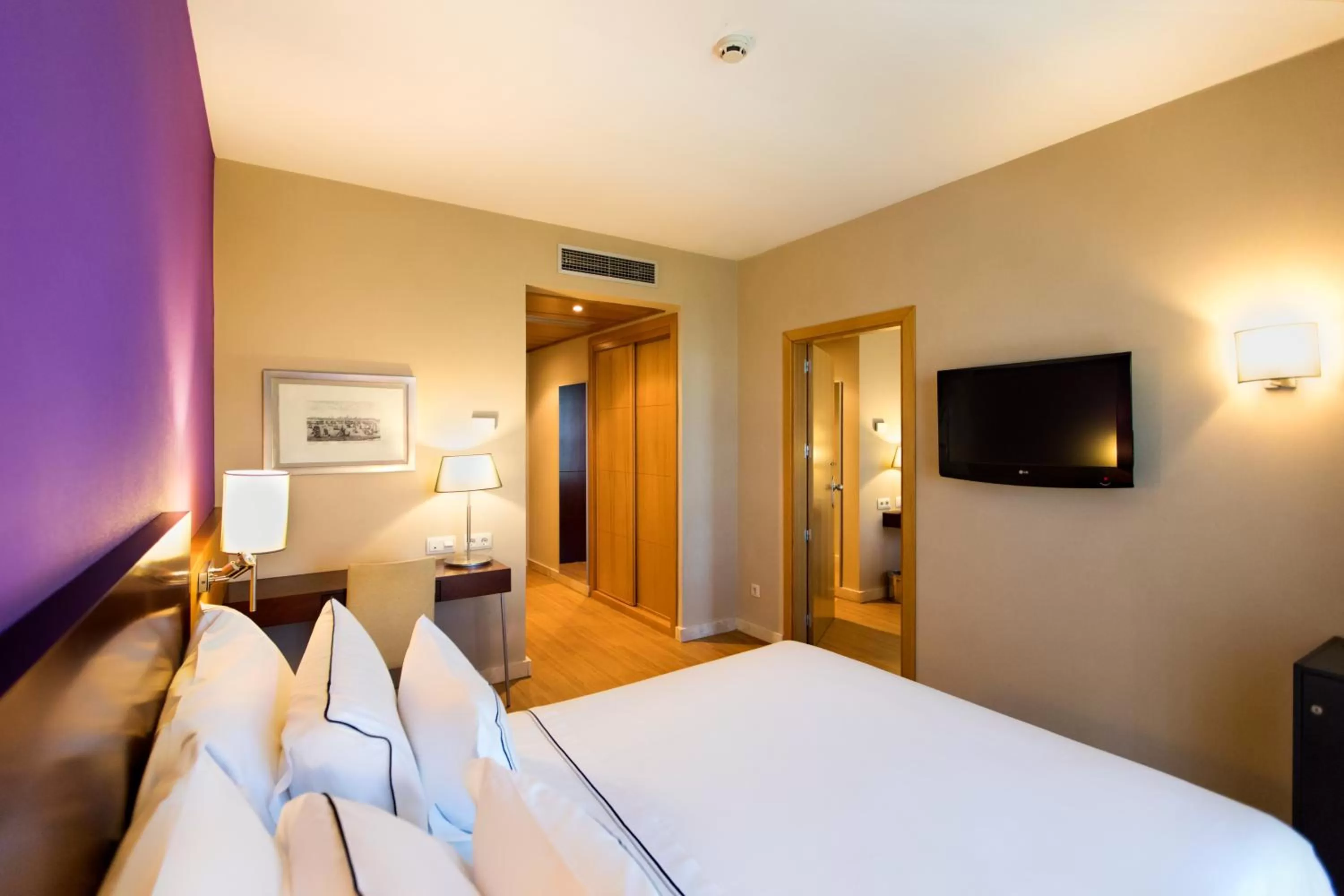 TV and multimedia, Bed in Hotel Salamanca Montalvo