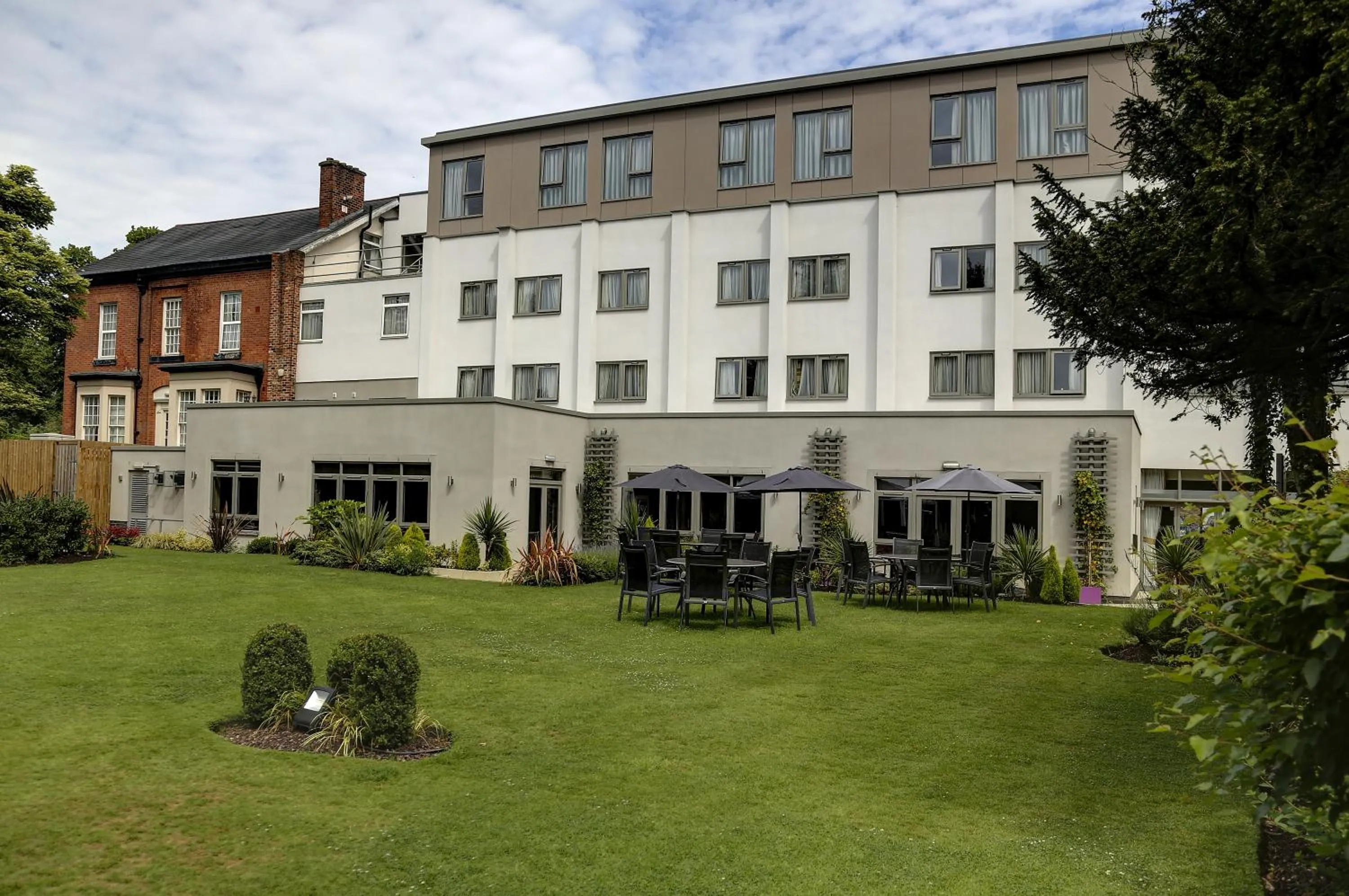 Property building in Best Western Plus Pinewood Manchester Airport-Wilmslow Hotel