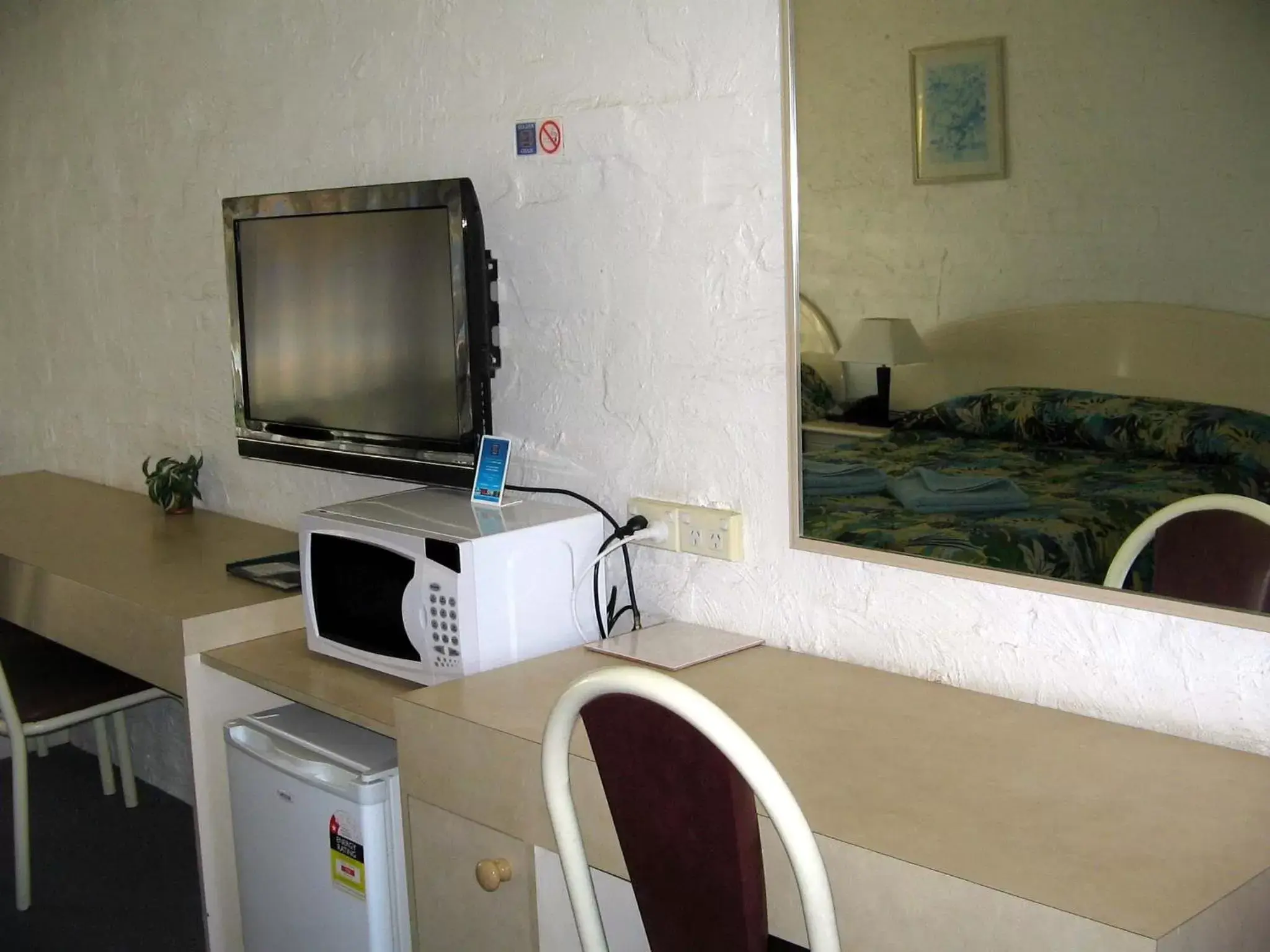 Queen Room with Pool View in The Nambucca Motel Queen Room with Pool View in The Nambucca Motel