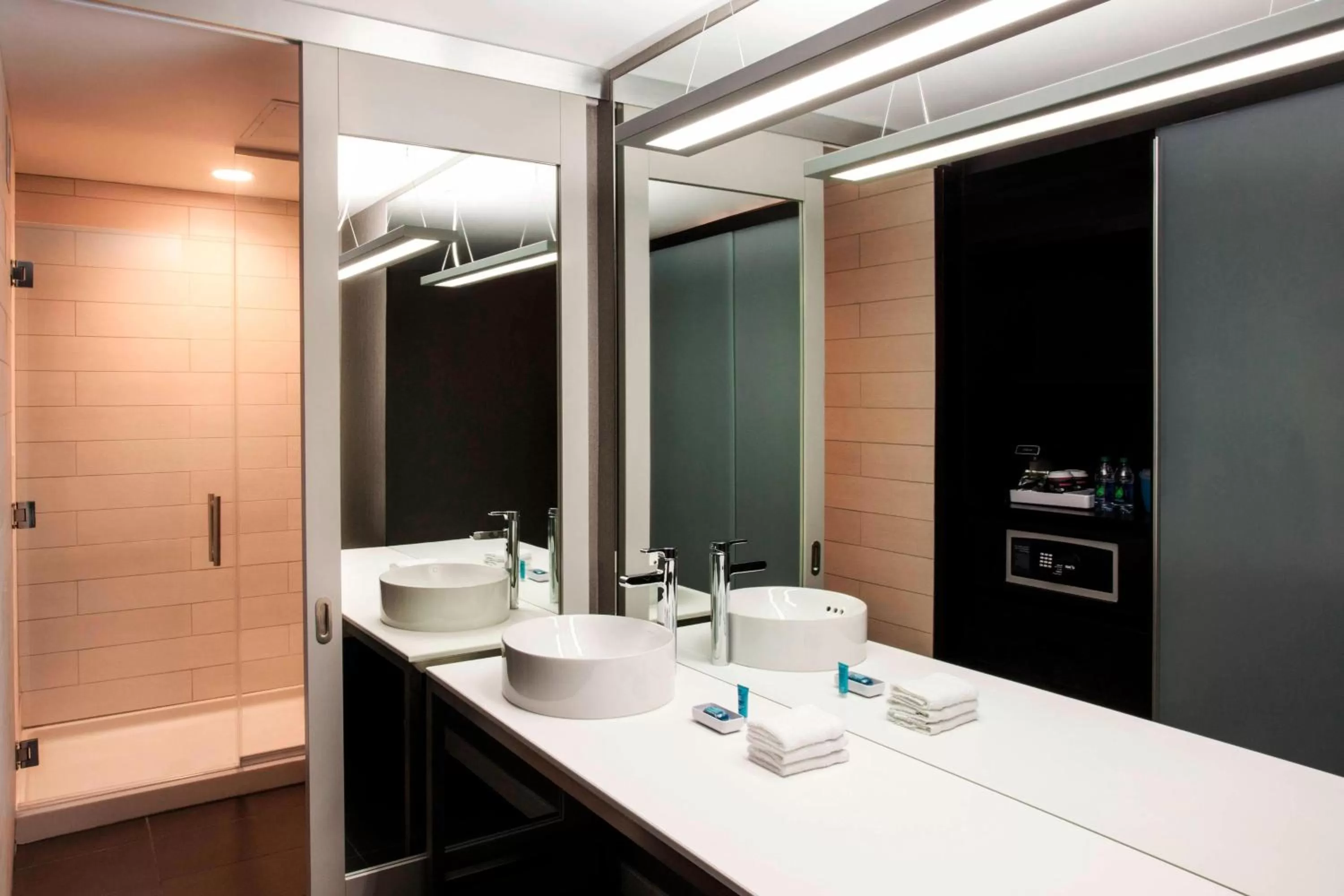 Queen Room with Two Queen Beds - Hearing Accessible in Aloft Sarasota