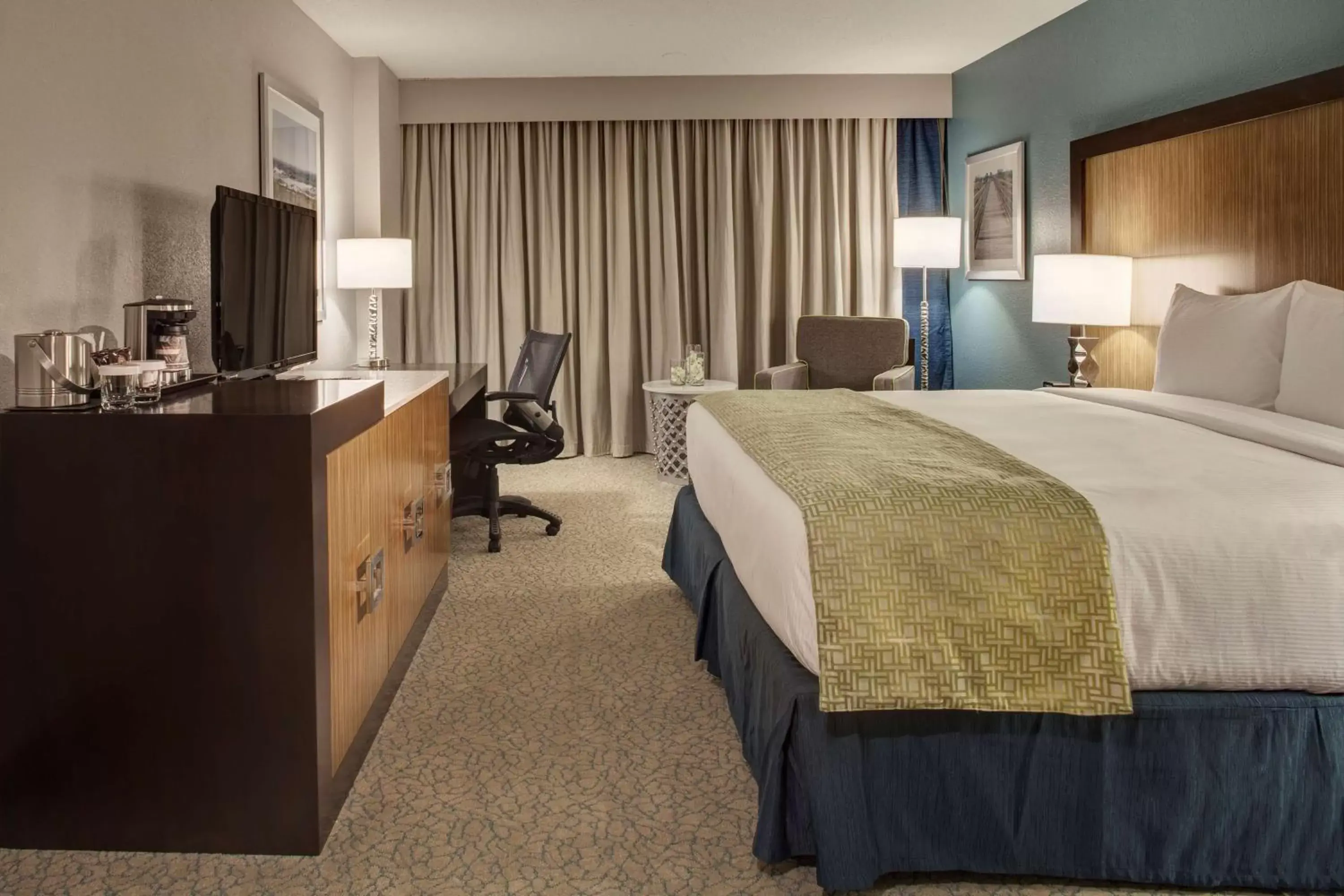 King Room - Hearing Accessible in DoubleTree by Hilton Hotel Jacksonville Airport King Room - Hearing Accessible in DoubleTree by Hilton Hotel Jacksonville Airport