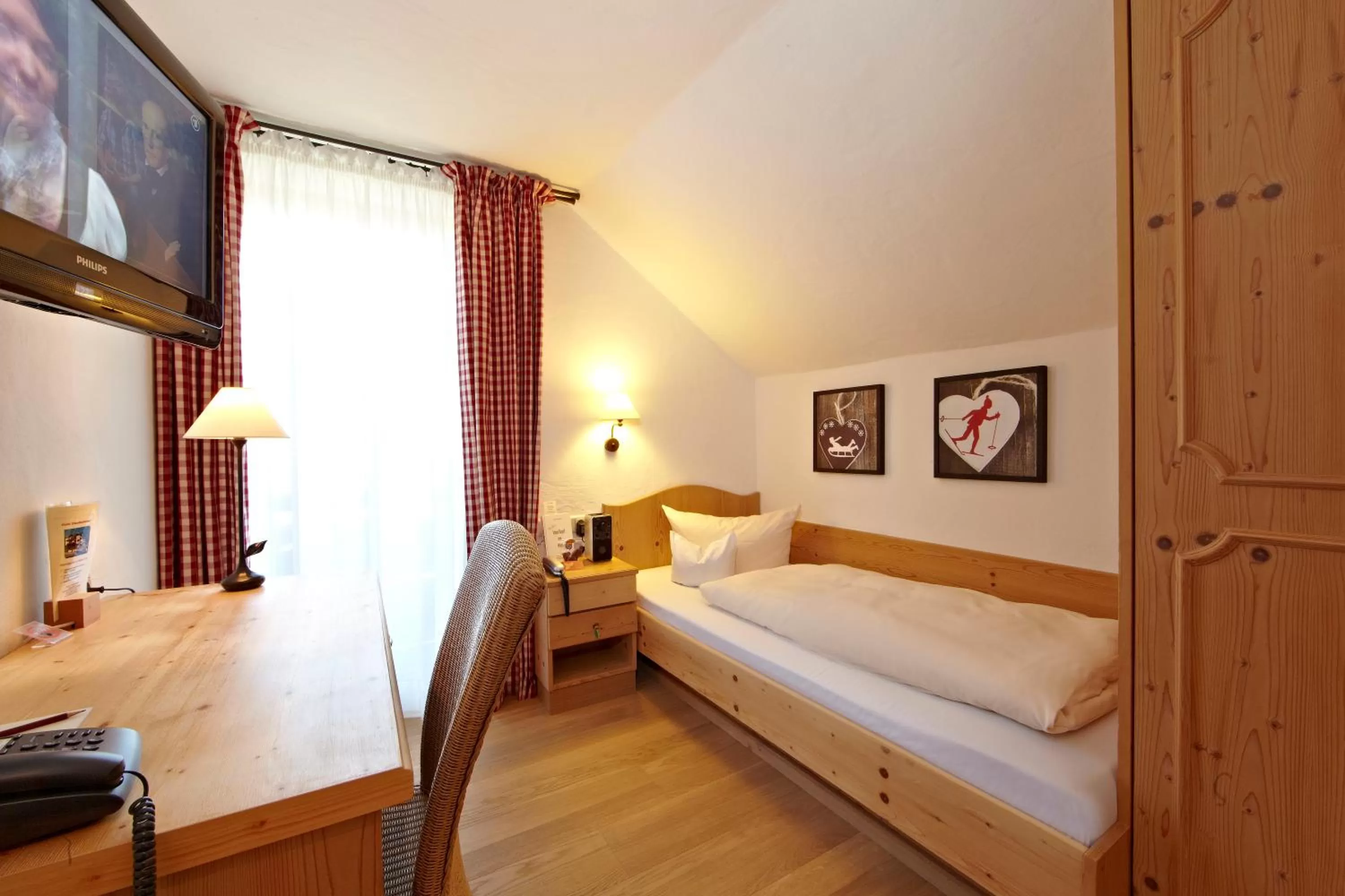 Bed in Staudacherhof in Garmisch-Partenkirchen I Blick aufs Zugspitzmassiv I einzigartige Bayurvida Küche