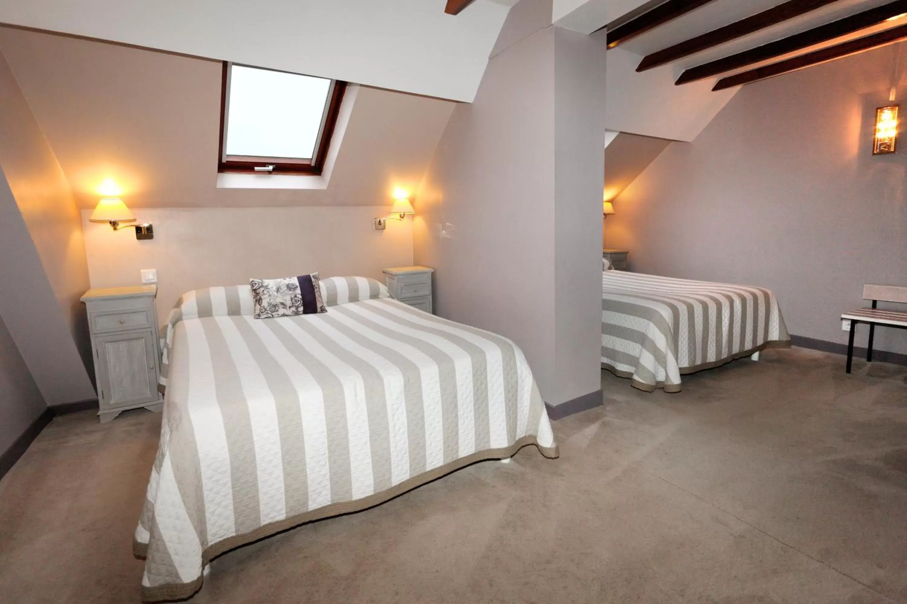 Family Room in Cit'Hotel Hôtel Beauséjour Family Room in Cit'Hotel Hôtel Beauséjour