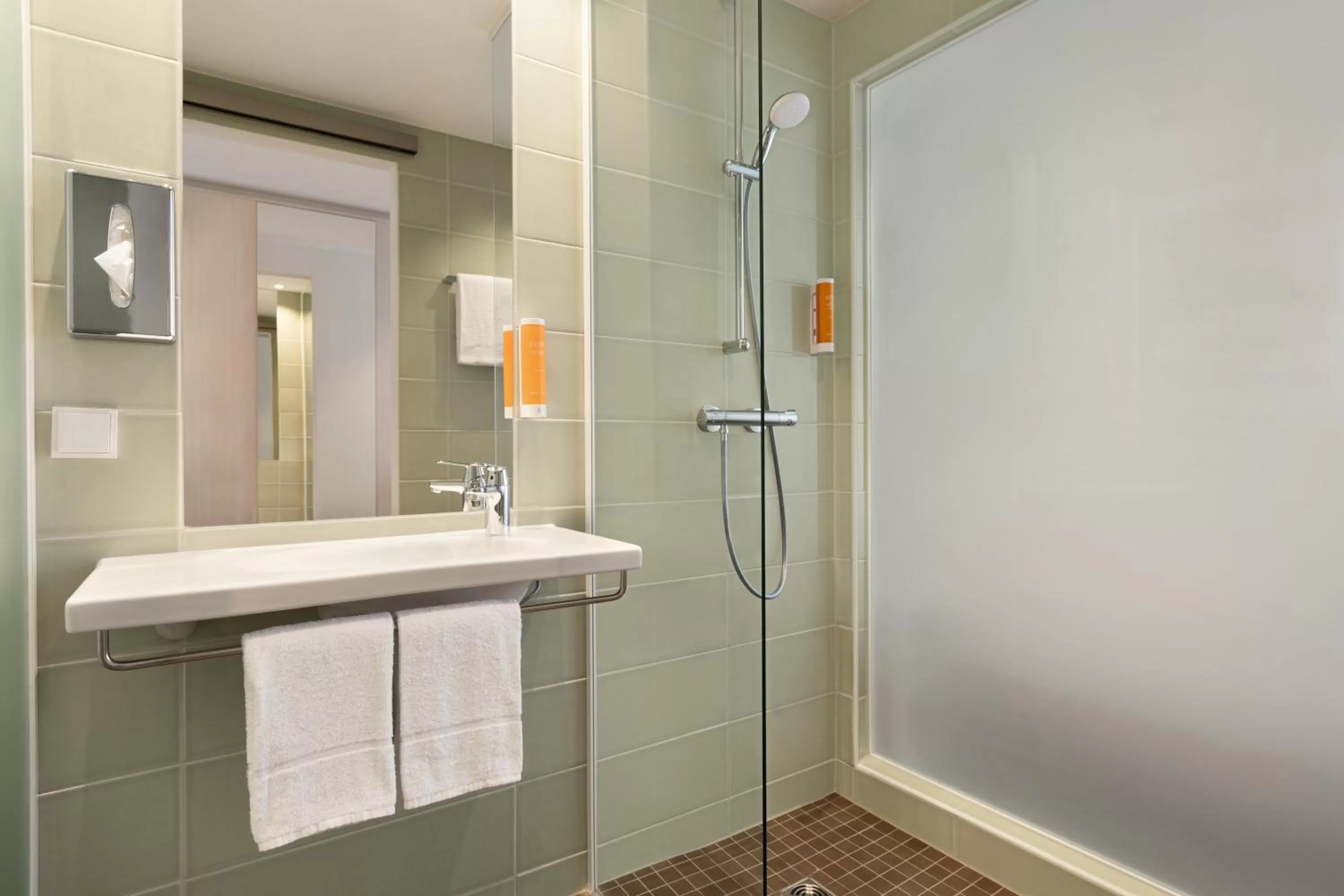 Shower in Super 8 by Wyndham Dresden