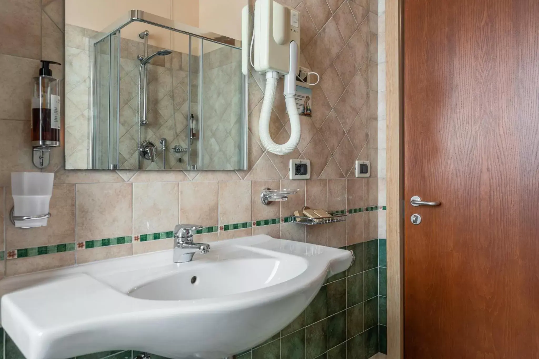 Quadruple Room in Hotel Prestige Quadruple Room in Hotel Prestige