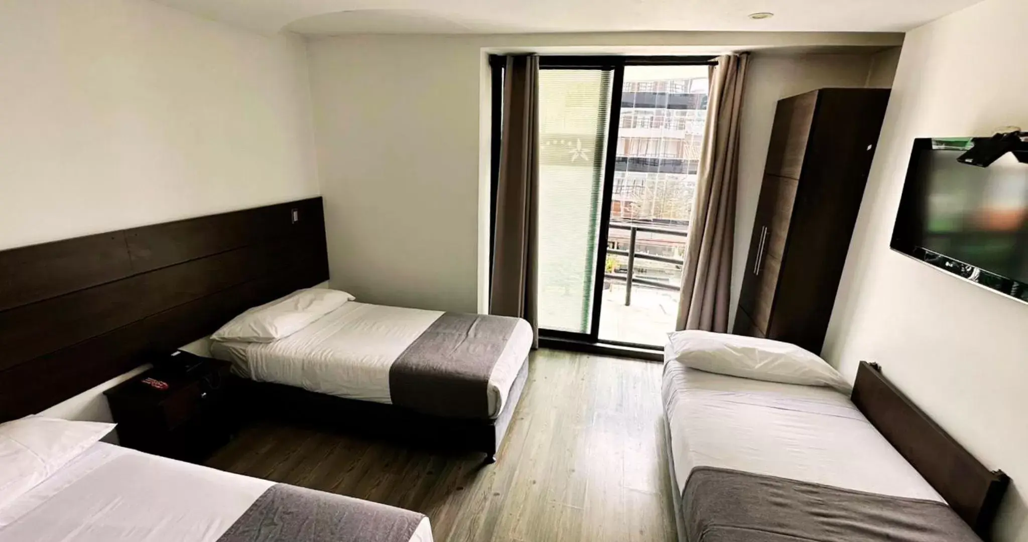 Triple Room with Private Bathroom in Hotel Expo Hotel Ferial Triple Room with Private Bathroom in Hotel Expo Hotel Ferial