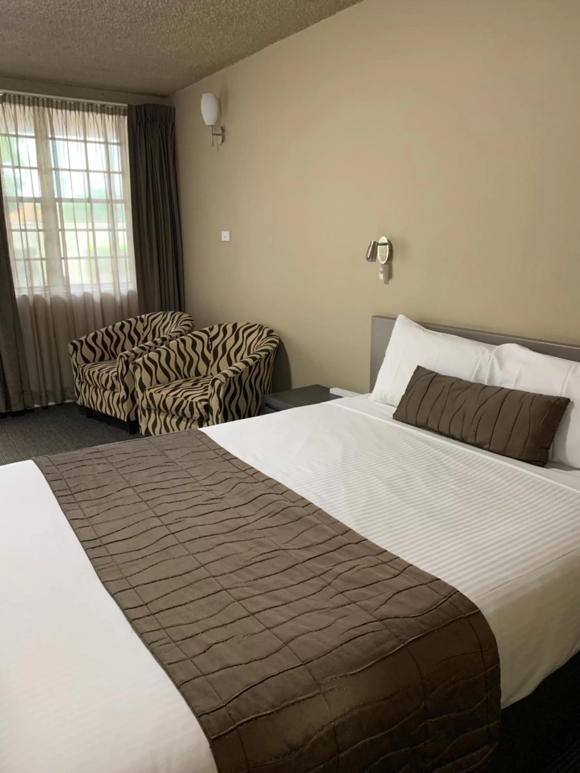 Bedroom, Bed in In Town Motor Inn