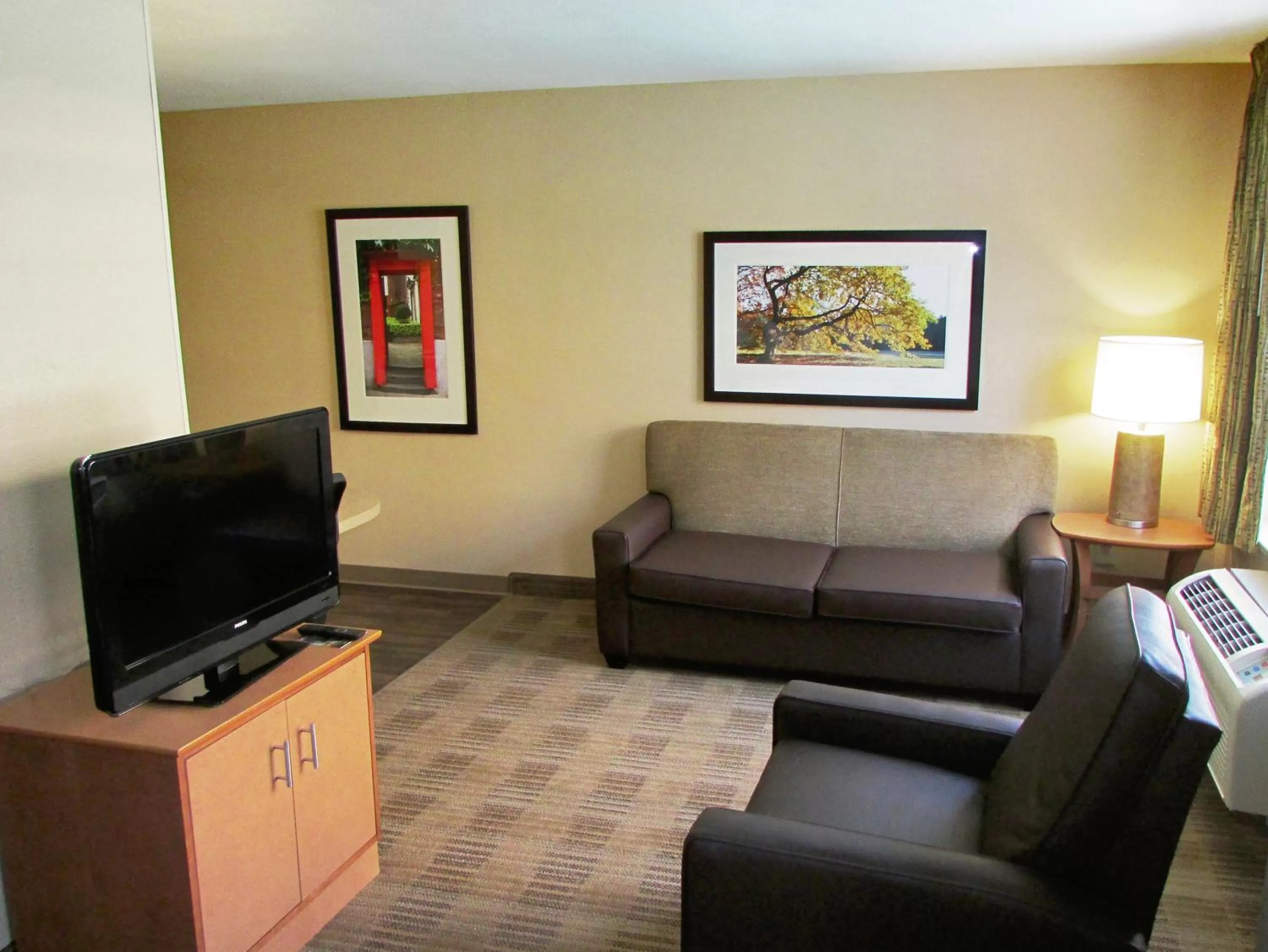TV and multimedia in Extended Stay America Suites - Dallas - Las Colinas - Green Park Dr
