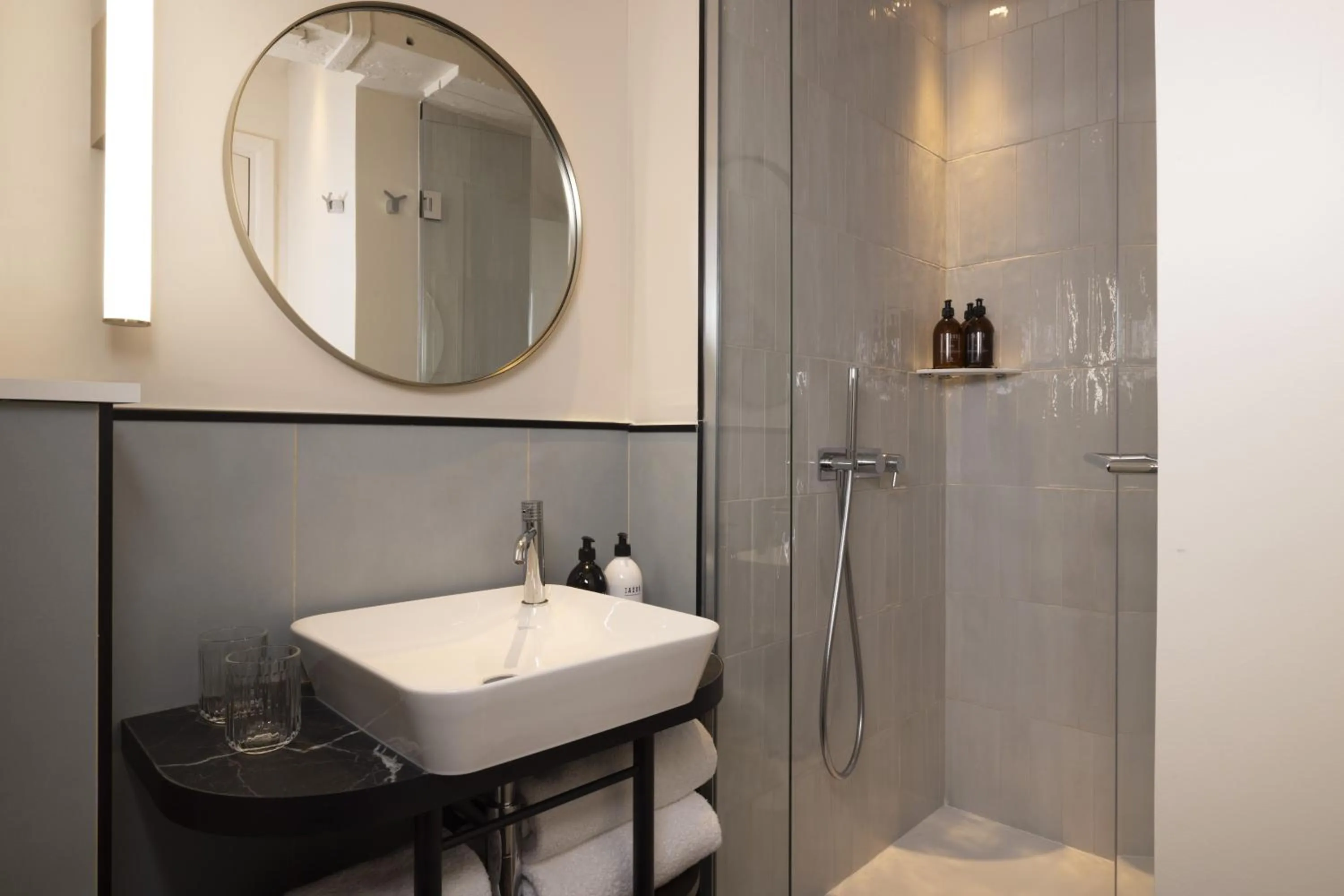 Shower in Hotel L de Lutece - Notre-Dame