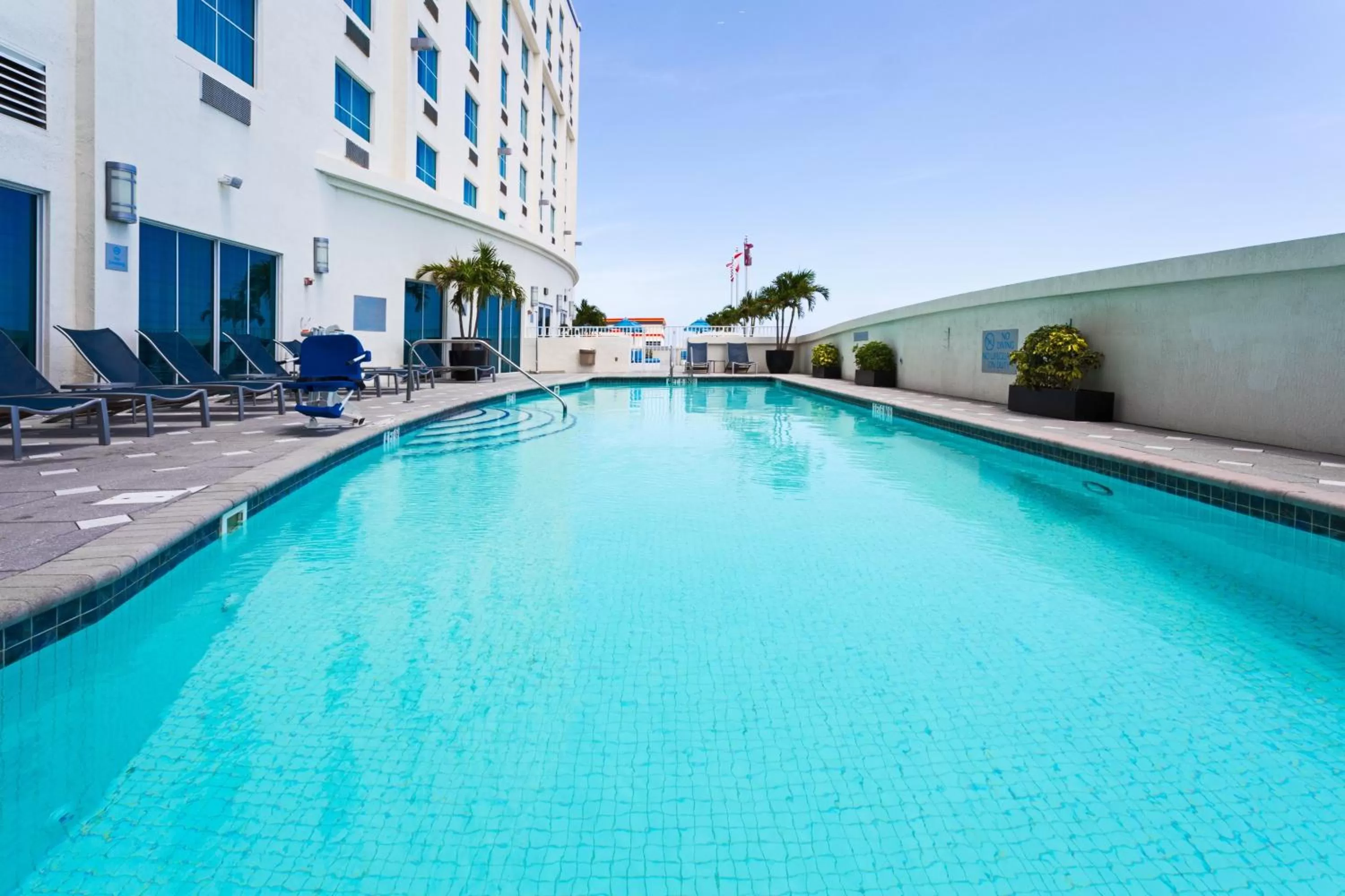 Swimming pool in Crowne Plaza Hotel & Resorts Fort Lauderdale Airport/ Cruise by IHG