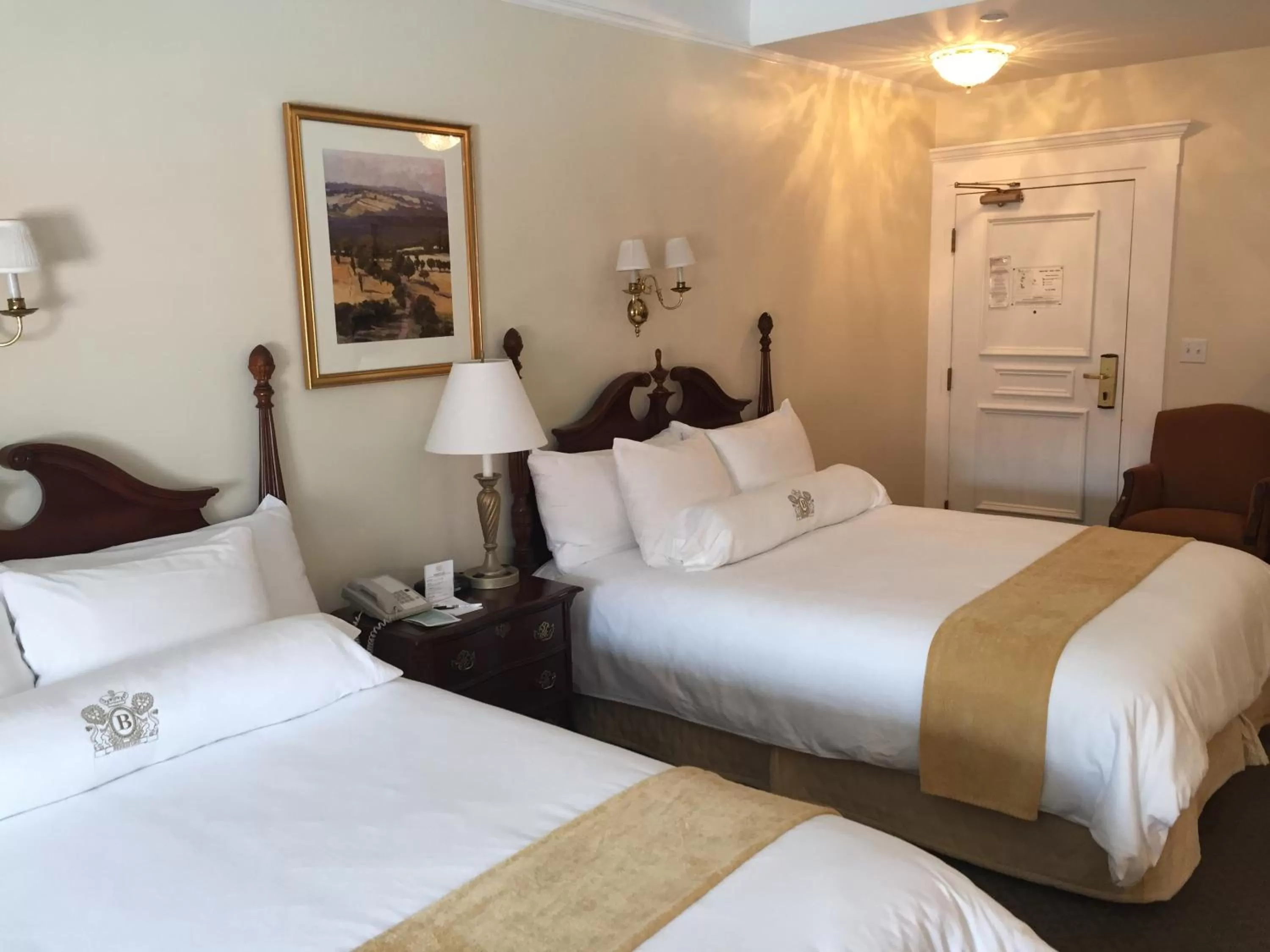 Photo of the whole room, Bed in Beresford Arms