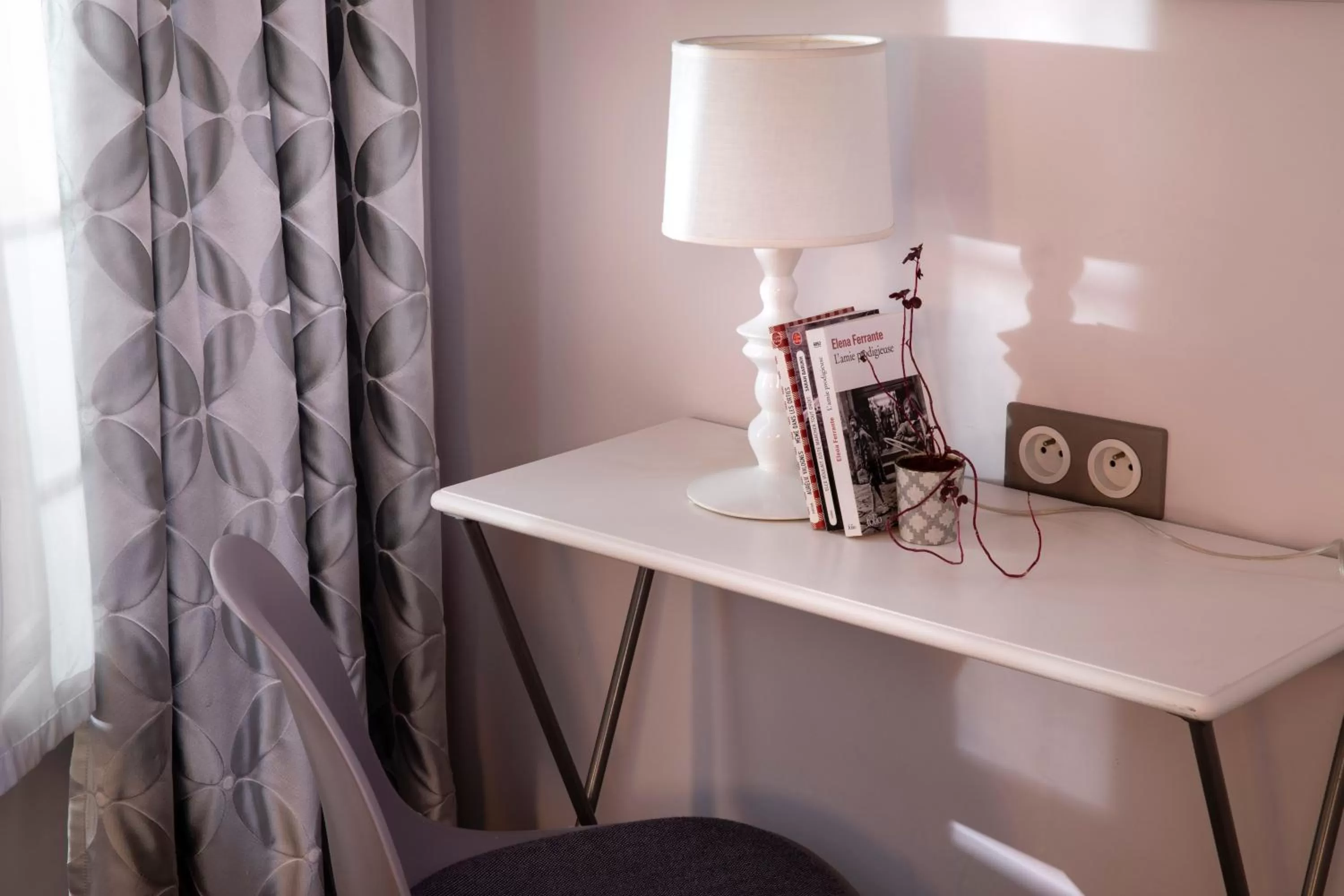 Communal lounge/ TV room in Hôtel Marais Hôme