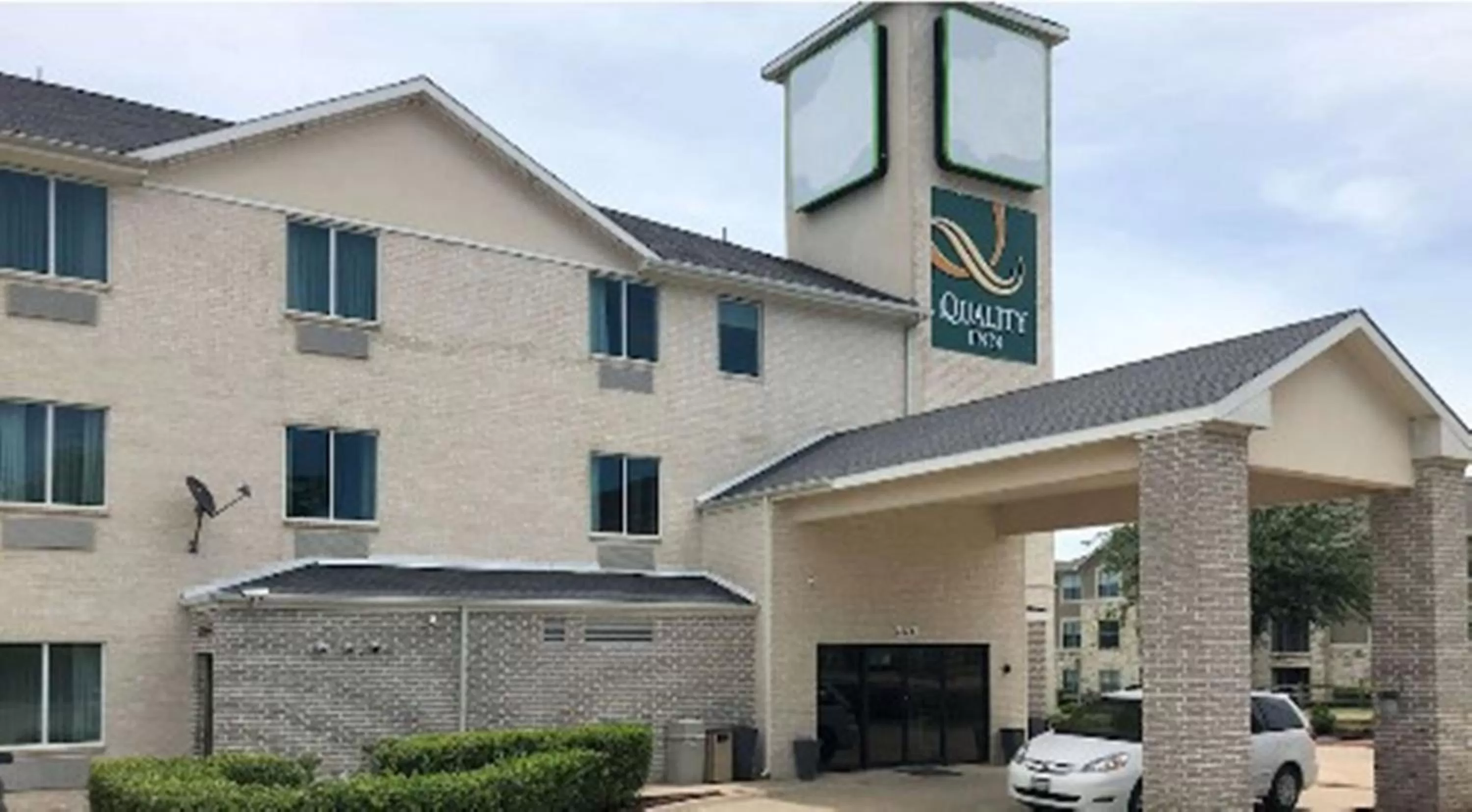 Property building in Quality Inn & Suites Roanoke - Fort Worth North