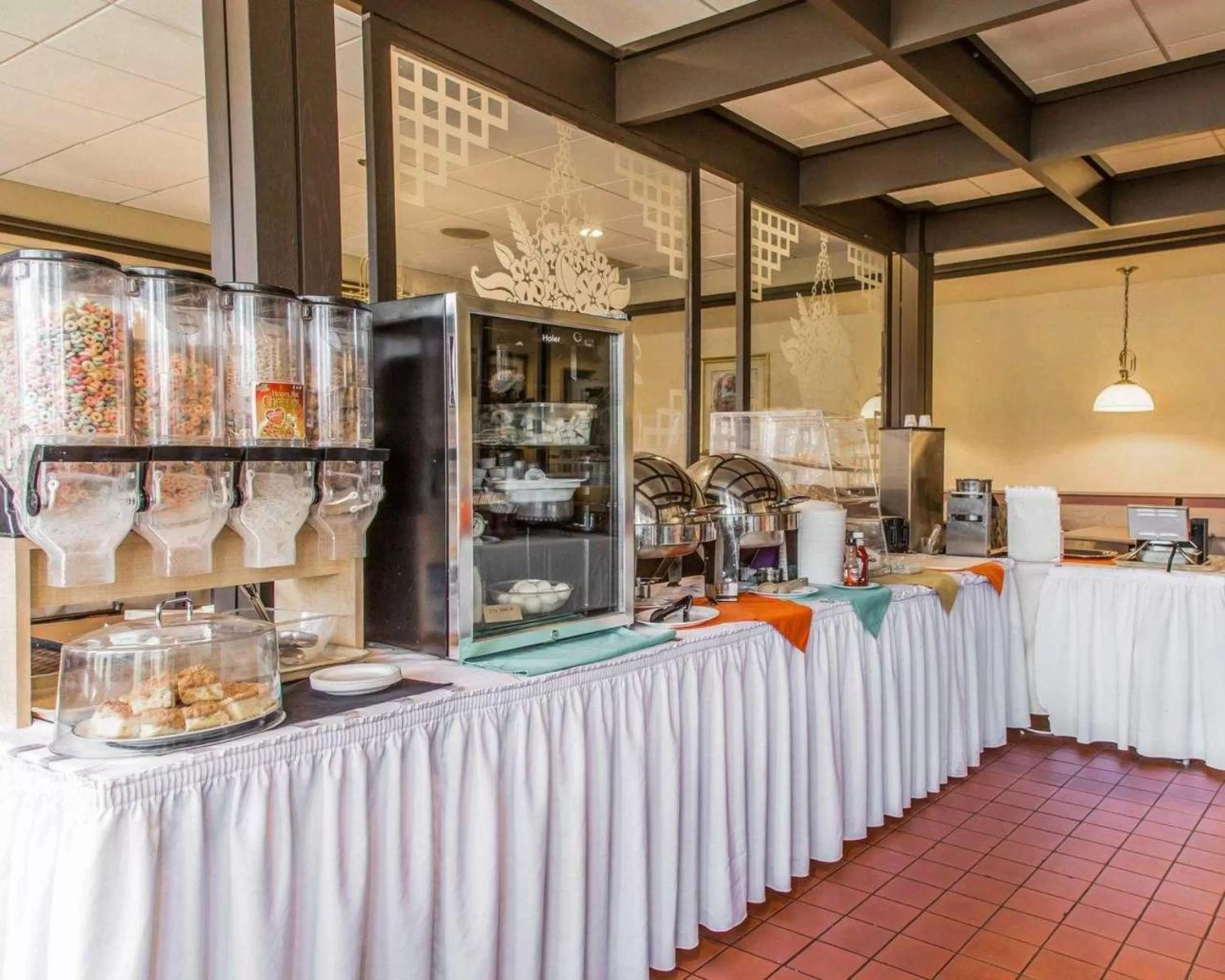 Breakfast in Rodeway Inn & Suites East Windsor