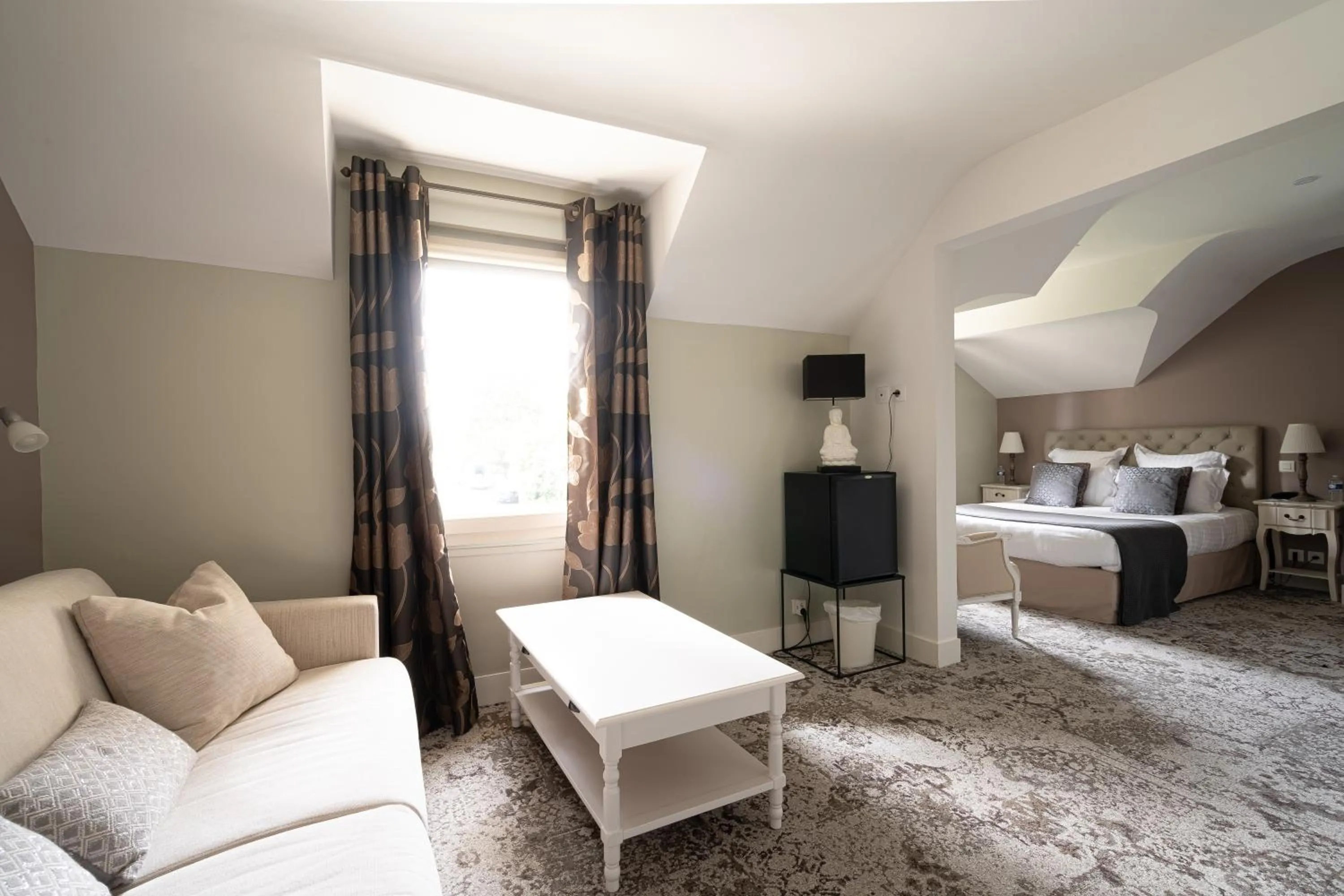 Property building, Bed in Hôtel The Originals Résidence de Rohan (EX RELAIS DU SILENCE)