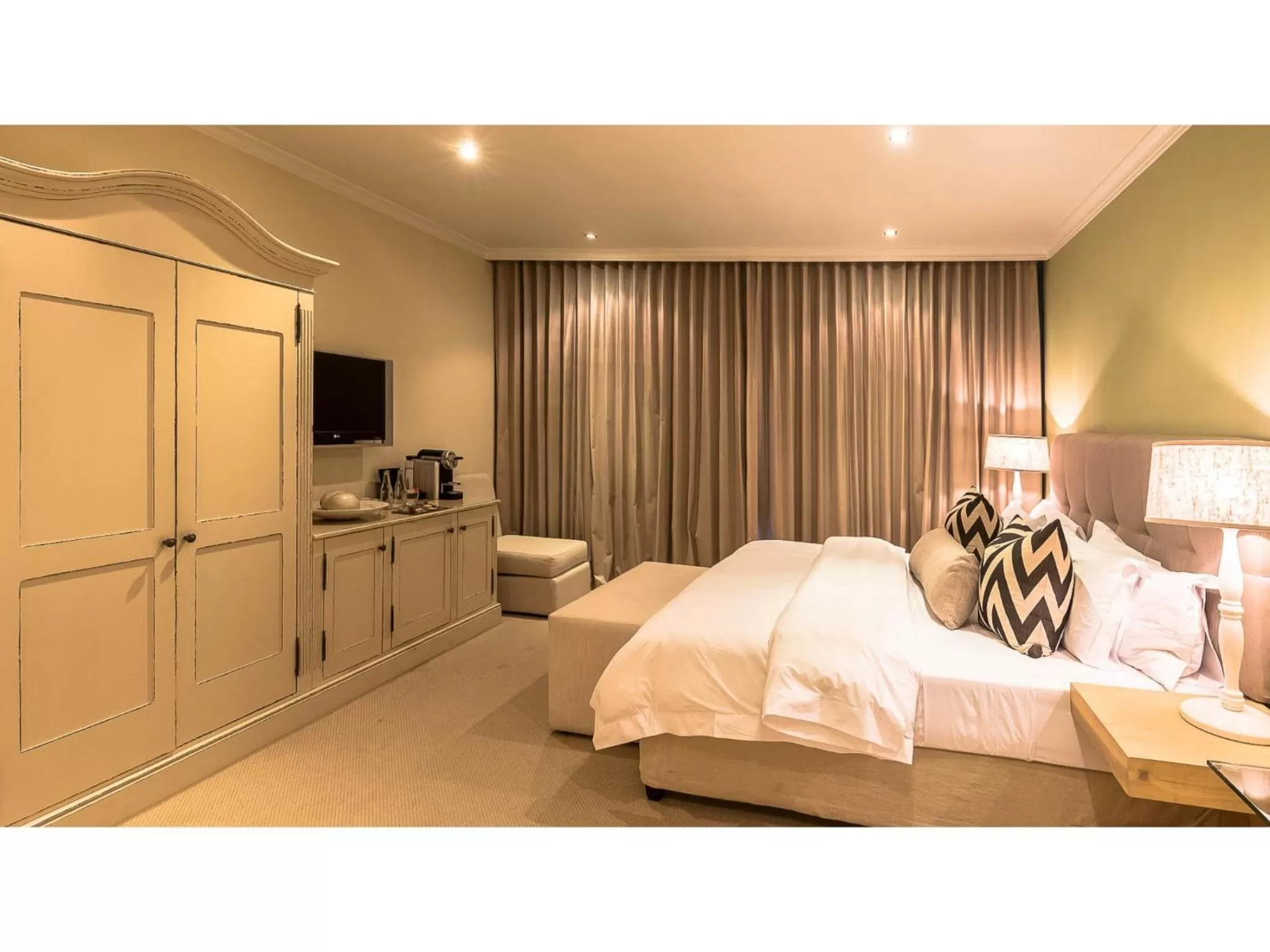 Photo of the whole room, Bed in Sugar Hotel