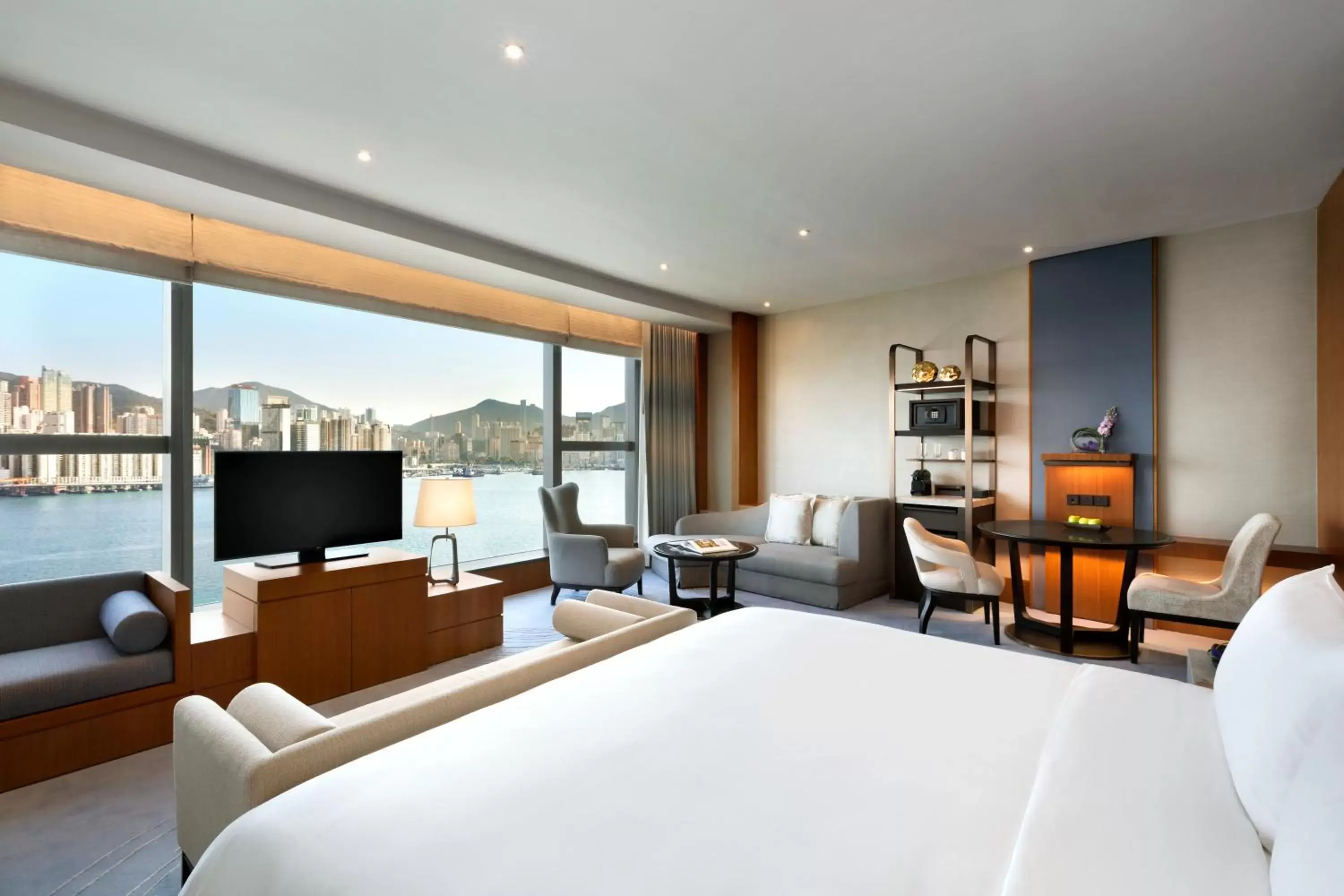 Club Premier KIng Room with Sea View in Kerry Hotel Hong Kong by Shangri-la Club Premier KIng Room with Sea View in Kerry Hotel Hong Kong by Shangri-la