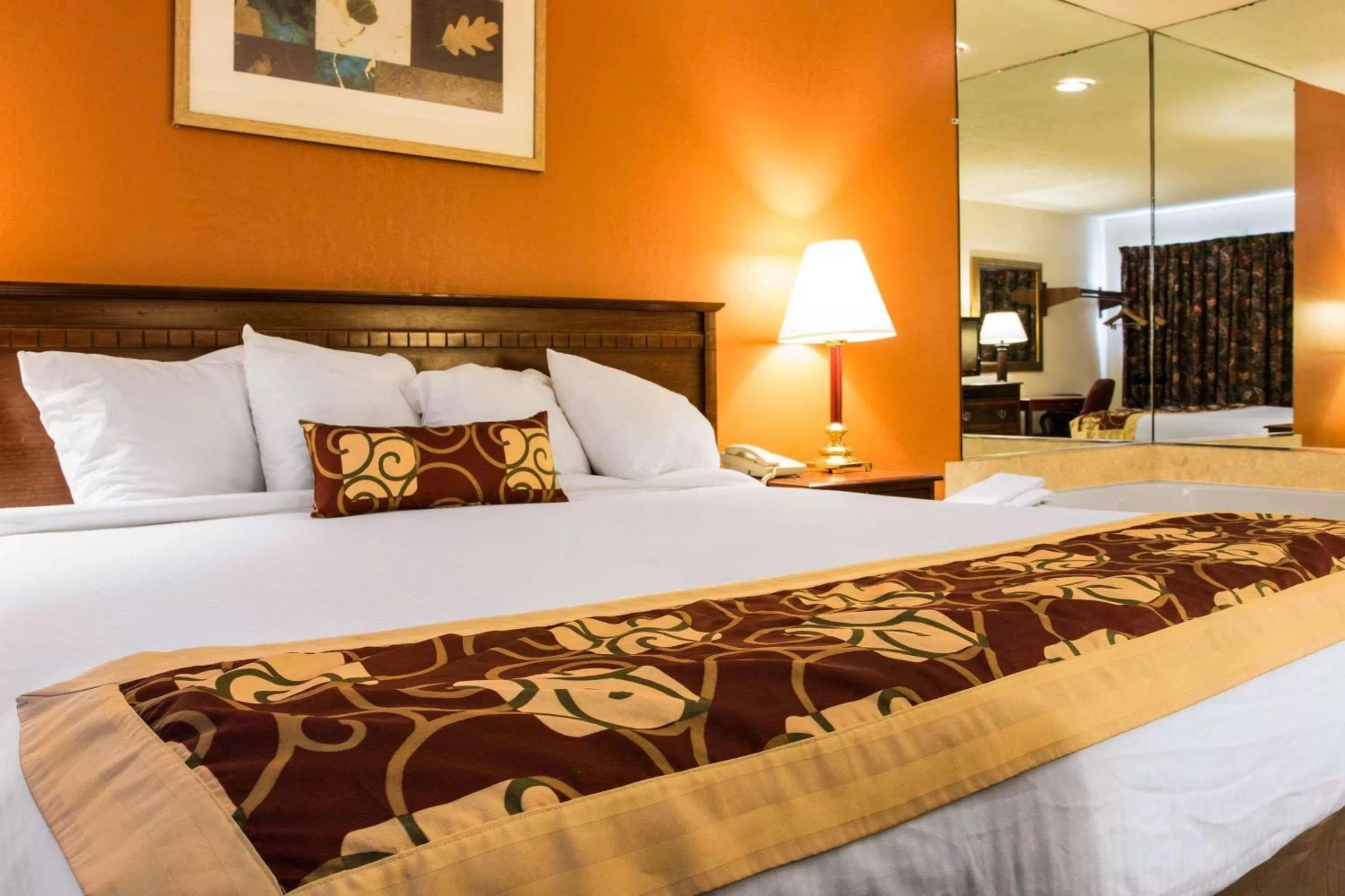 Photo of the whole room, Bed in Rodeway Inn Muskegon Airport