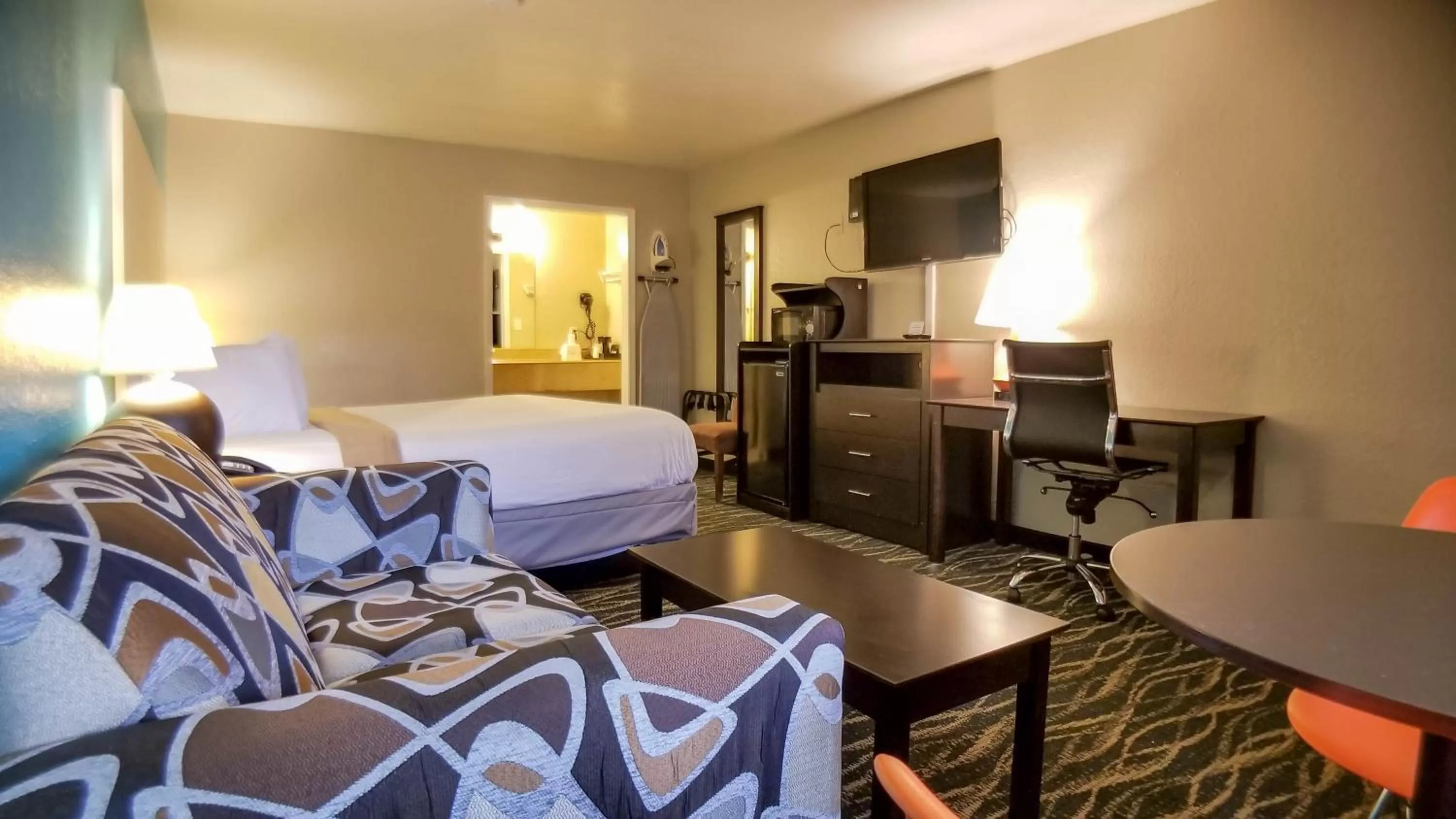 Photo of the whole room, Bed in Howard Johnson by Wyndham Houston Hobby Airport